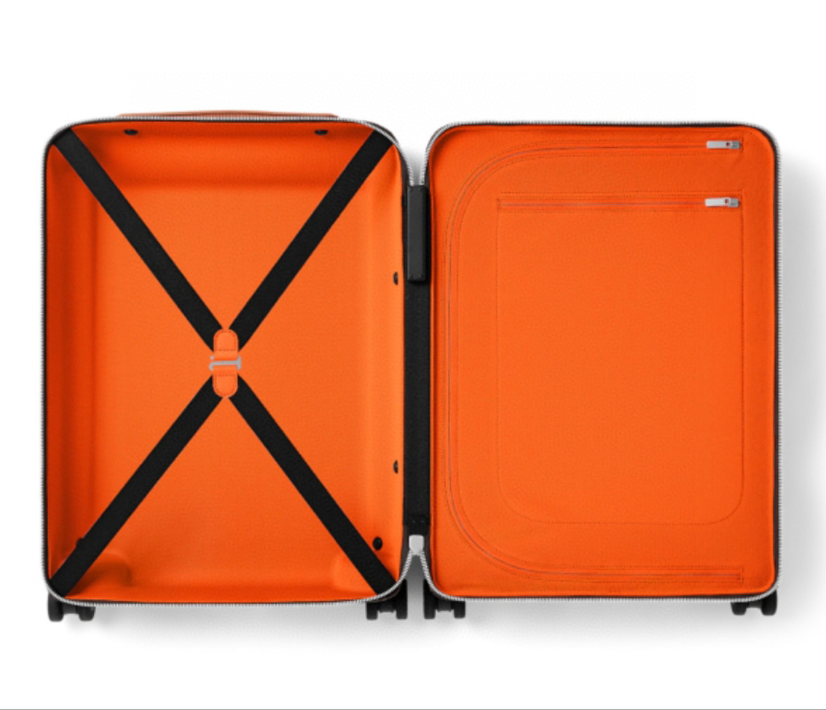 ⭐️原单
【55cm 高货 拉杆真皮包裹】
市场唯一对版货！  价格美丽🤩
HORIZON 四轮拉杆箱
对版细节：
1）✅拉杆材质：铝合金银色细拉杆、圆孔卡扣、铝合金按钮。
2）✅轮子：对版轮座，对版圆孔航空静音轮
3）✅锁：对版银色锁
4）✅皮：进口对版皮

5）✅皮：拉杆真皮包裹

✅对版size: 38.0 x 55.0 x 21.0 cm 
登机箱20寸
(长 x 高 x 宽) 
- 随身上机行李尺寸
- 容量：28升
&mdash;&mdash;&mdash;&mdash;&mdash;&mdash;&mdash;&mdash;&mdash;&mdash;&mdash;
【市场 普通 不对版货】
市场普通版本不对版细节
1）❌拉杆材质：错版塑料拉杆，方孔卡扣，塑料按钮。
2）❌轮子：错版轮座，错版大圆圈塑料轮
3）❌锁：错版灰色锁
4）❌皮：市场普通皮颜色不对花色不对版！
5）❌内里：颜色不对版
6）❌错版尺寸：32*58*19CM
7）❌拉杆：拉杆把手塑料打螺丝钉 底部全部是一排螺丝钉