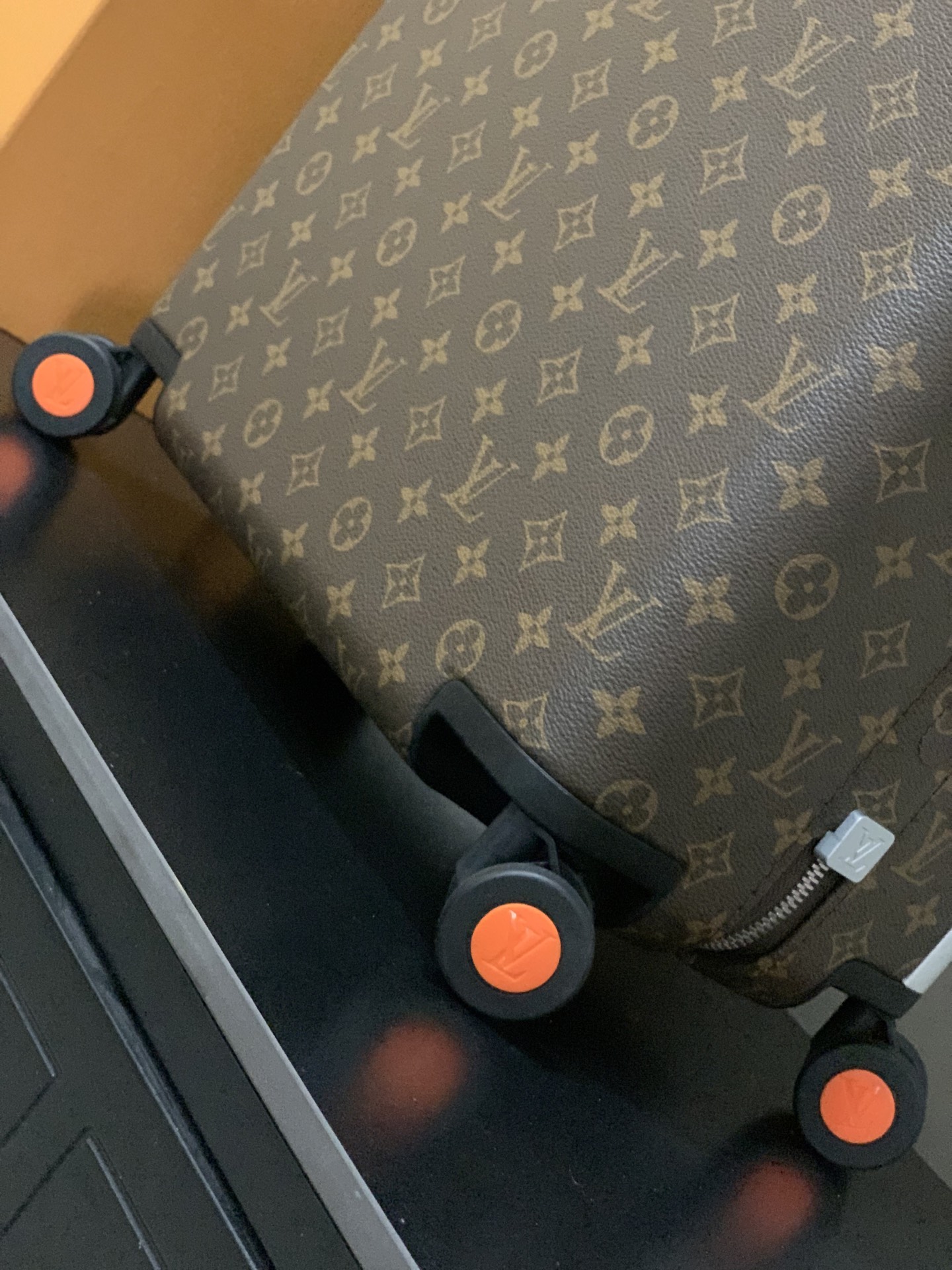 ⭐️原单
【55cm 高货 拉杆真皮包裹】
市场唯一对版货！  价格美丽🤩
HORIZON 四轮拉杆箱
对版细节：
1）✅拉杆材质：铝合金银色细拉杆、圆孔卡扣、铝合金按钮。
2）✅轮子：对版轮座，对版圆孔航空静音轮
3）✅锁：对版银色锁
4）✅皮：进口对版皮

5）✅皮：拉杆真皮包裹

✅对版size: 38.0 x 55.0 x 21.0 cm 
登机箱20寸
(长 x 高 x 宽) 
- 随身上机行李尺寸
- 容量：28升
&mdash;&mdash;&mdash;&mdash;&mdash;&mdash;&mdash;&mdash;&mdash;&mdash;&mdash;
【市场 普通 不对版货】
市场普通版本不对版细节
1）❌拉杆材质：错版塑料拉杆，方孔卡扣，塑料按钮。
2）❌轮子：错版轮座，错版大圆圈塑料轮
3）❌锁：错版灰色锁
4）❌皮：市场普通皮颜色不对花色不对版！
5）❌内里：颜色不对版
6）❌错版尺寸：32*58*19CM
7）❌拉杆：拉杆把手塑料打螺丝钉 底部全部是一排螺丝钉