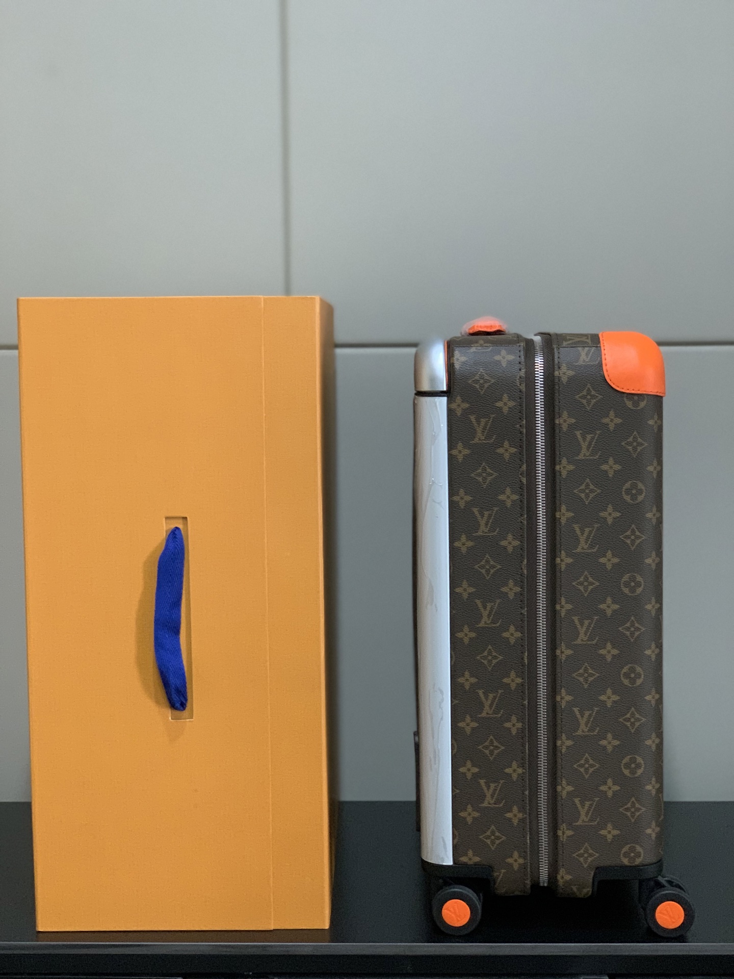 ⭐️原单
【55cm 高货 拉杆真皮包裹】
市场唯一对版货！  价格美丽🤩
HORIZON 四轮拉杆箱
对版细节：
1）✅拉杆材质：铝合金银色细拉杆、圆孔卡扣、铝合金按钮。
2）✅轮子：对版轮座，对版圆孔航空静音轮
3）✅锁：对版银色锁
4）✅皮：进口对版皮

5）✅皮：拉杆真皮包裹

✅对版size: 38.0 x 55.0 x 21.0 cm 
登机箱20寸
(长 x 高 x 宽) 
- 随身上机行李尺寸
- 容量：28升
&mdash;&mdash;&mdash;&mdash;&mdash;&mdash;&mdash;&mdash;&mdash;&mdash;&mdash;
【市场 普通 不对版货】
市场普通版本不对版细节
1）❌拉杆材质：错版塑料拉杆，方孔卡扣，塑料按钮。
2）❌轮子：错版轮座，错版大圆圈塑料轮
3）❌锁：错版灰色锁
4）❌皮：市场普通皮颜色不对花色不对版！
5）❌内里：颜色不对版
6）❌错版尺寸：32*58*19CM
7）❌拉杆：拉杆把手塑料打螺丝钉 底部全部是一排螺丝钉