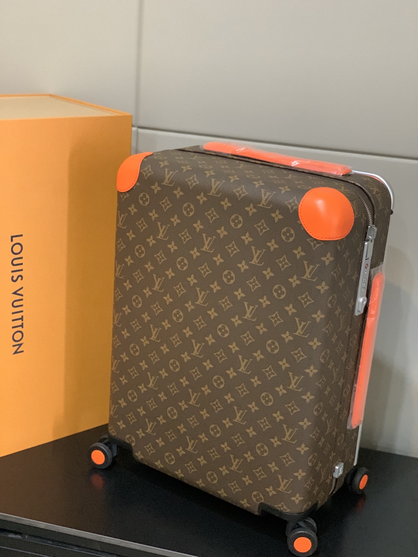 ⭐️原单
【55cm 高货 拉杆真皮包裹】
市场唯一对版货！  价格美丽🤩
HORIZON 四轮拉杆箱
对版细节：
1）✅拉杆材质：铝合金银色细拉杆、圆孔卡扣、铝合金按钮。
2）✅轮子：对版轮座，对版圆孔航空静音轮
3）✅锁：对版银色锁
4）✅皮：进口对版皮

5）✅皮：拉杆真皮包裹

✅对版size: 38.0 x 55.0 x 21.0 cm 
登机箱20寸
(长 x 高 x 宽) 
- 随身上机行李尺寸
- 容量：28升
&mdash;&mdash;&mdash;&mdash;&mdash;&mdash;&mdash;&mdash;&mdash;&mdash;&mdash;
【市场 普通 不对版货】
市场普通版本不对版细节
1）❌拉杆材质：错版塑料拉杆，方孔卡扣，塑料按钮。
2）❌轮子：错版轮座，错版大圆圈塑料轮
3）❌锁：错版灰色锁
4）❌皮：市场普通皮颜色不对花色不对版！
5）❌内里：颜色不对版
6）❌错版尺寸：32*58*19CM
7）❌拉杆：拉杆把手塑料打螺丝钉 底部全部是一排螺丝钉