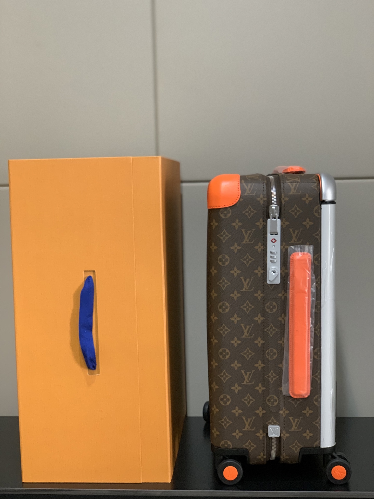 ⭐️原单
【55cm 高货 拉杆真皮包裹】
市场唯一对版货！  价格美丽🤩
HORIZON 四轮拉杆箱
对版细节：
1）✅拉杆材质：铝合金银色细拉杆、圆孔卡扣、铝合金按钮。
2）✅轮子：对版轮座，对版圆孔航空静音轮
3）✅锁：对版银色锁
4）✅皮：进口对版皮

5）✅皮：拉杆真皮包裹

✅对版size: 38.0 x 55.0 x 21.0 cm 
登机箱20寸
(长 x 高 x 宽) 
- 随身上机行李尺寸
- 容量：28升
&mdash;&mdash;&mdash;&mdash;&mdash;&mdash;&mdash;&mdash;&mdash;&mdash;&mdash;
【市场 普通 不对版货】
市场普通版本不对版细节
1）❌拉杆材质：错版塑料拉杆，方孔卡扣，塑料按钮。
2）❌轮子：错版轮座，错版大圆圈塑料轮
3）❌锁：错版灰色锁
4）❌皮：市场普通皮颜色不对花色不对版！
5）❌内里：颜色不对版
6）❌错版尺寸：32*58*19CM
7）❌拉杆：拉杆把手塑料打螺丝钉 底部全部是一排螺丝钉