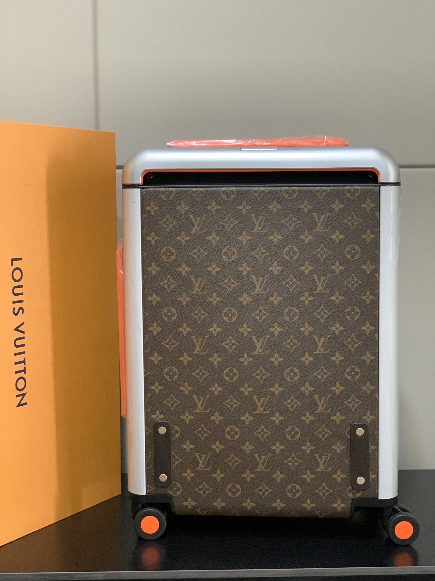 ⭐️原单
【55cm 高货 拉杆真皮包裹】
市场唯一对版货！  价格美丽🤩
HORIZON 四轮拉杆箱
对版细节：
1）✅拉杆材质：铝合金银色细拉杆、圆孔卡扣、铝合金按钮。
2）✅轮子：对版轮座，对版圆孔航空静音轮
3）✅锁：对版银色锁
4）✅皮：进口对版皮

5）✅皮：拉杆真皮包裹

✅对版size: 38.0 x 55.0 x 21.0 cm 
登机箱20寸
(长 x 高 x 宽) 
- 随身上机行李尺寸
- 容量：28升
&mdash;&mdash;&mdash;&mdash;&mdash;&mdash;&mdash;&mdash;&mdash;&mdash;&mdash;
【市场 普通 不对版货】
市场普通版本不对版细节
1）❌拉杆材质：错版塑料拉杆，方孔卡扣，塑料按钮。
2）❌轮子：错版轮座，错版大圆圈塑料轮
3）❌锁：错版灰色锁
4）❌皮：市场普通皮颜色不对花色不对版！
5）❌内里：颜色不对版
6）❌错版尺寸：32*58*19CM
7）❌拉杆：拉杆把手塑料打螺丝钉 底部全部是一排螺丝钉