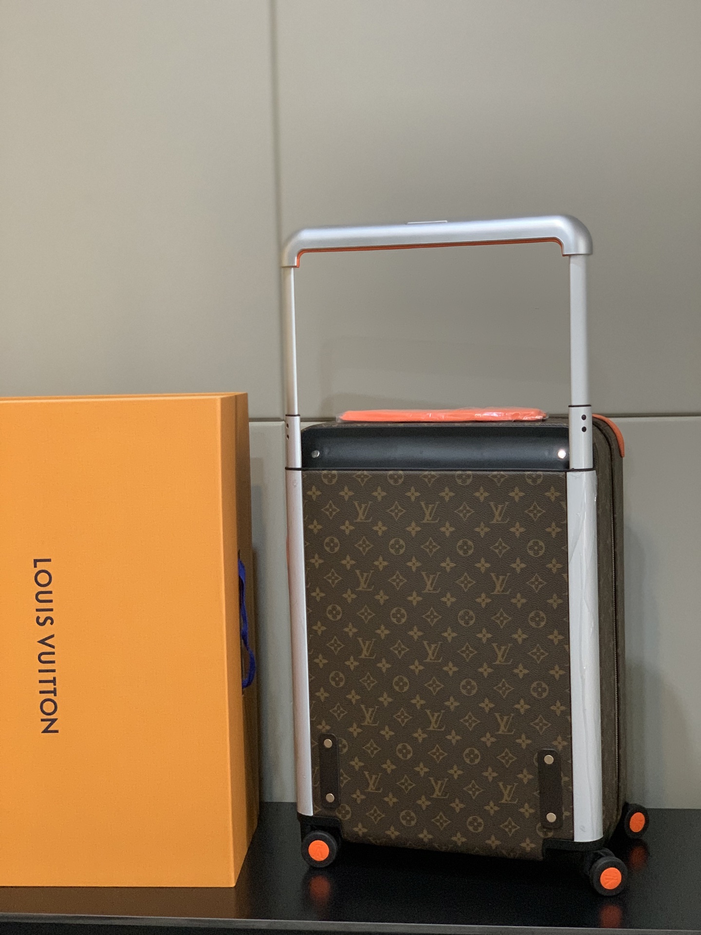 ⭐️原单
【55cm 高货 拉杆真皮包裹】
市场唯一对版货！  价格美丽🤩
HORIZON 四轮拉杆箱
对版细节：
1）✅拉杆材质：铝合金银色细拉杆、圆孔卡扣、铝合金按钮。
2）✅轮子：对版轮座，对版圆孔航空静音轮
3）✅锁：对版银色锁
4）✅皮：进口对版皮

5）✅皮：拉杆真皮包裹

✅对版size: 38.0 x 55.0 x 21.0 cm 
登机箱20寸
(长 x 高 x 宽) 
- 随身上机行李尺寸
- 容量：28升
&mdash;&mdash;&mdash;&mdash;&mdash;&mdash;&mdash;&mdash;&mdash;&mdash;&mdash;
【市场 普通 不对版货】
市场普通版本不对版细节
1）❌拉杆材质：错版塑料拉杆，方孔卡扣，塑料按钮。
2）❌轮子：错版轮座，错版大圆圈塑料轮
3）❌锁：错版灰色锁
4）❌皮：市场普通皮颜色不对花色不对版！
5）❌内里：颜色不对版
6）❌错版尺寸：32*58*19CM
7）❌拉杆：拉杆把手塑料打螺丝钉 底部全部是一排螺丝钉