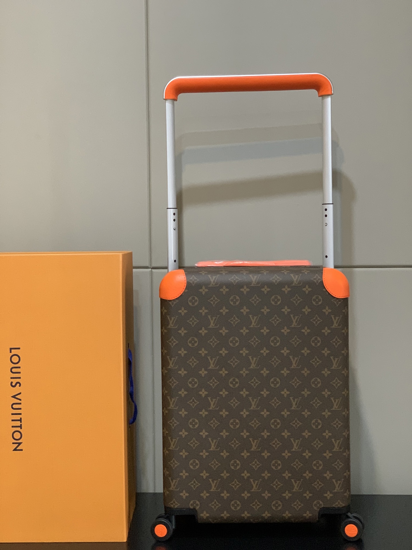 ⭐️原单
【55cm 高货 拉杆真皮包裹】
市场唯一对版货！  价格美丽🤩
HORIZON 四轮拉杆箱
对版细节：
1）✅拉杆材质：铝合金银色细拉杆、圆孔卡扣、铝合金按钮。
2）✅轮子：对版轮座，对版圆孔航空静音轮
3）✅锁：对版银色锁
4）✅皮：进口对版皮

5）✅皮：拉杆真皮包裹

✅对版size: 38.0 x 55.0 x 21.0 cm 
登机箱20寸
(长 x 高 x 宽) 
- 随身上机行李尺寸
- 容量：28升
&mdash;&mdash;&mdash;&mdash;&mdash;&mdash;&mdash;&mdash;&mdash;&mdash;&mdash;
【市场 普通 不对版货】
市场普通版本不对版细节
1）❌拉杆材质：错版塑料拉杆，方孔卡扣，塑料按钮。
2）❌轮子：错版轮座，错版大圆圈塑料轮
3）❌锁：错版灰色锁
4）❌皮：市场普通皮颜色不对花色不对版！
5）❌内里：颜色不对版
6）❌错版尺寸：32*58*19CM
7）❌拉杆：拉杆把手塑料打螺丝钉 底部全部是一排螺丝钉