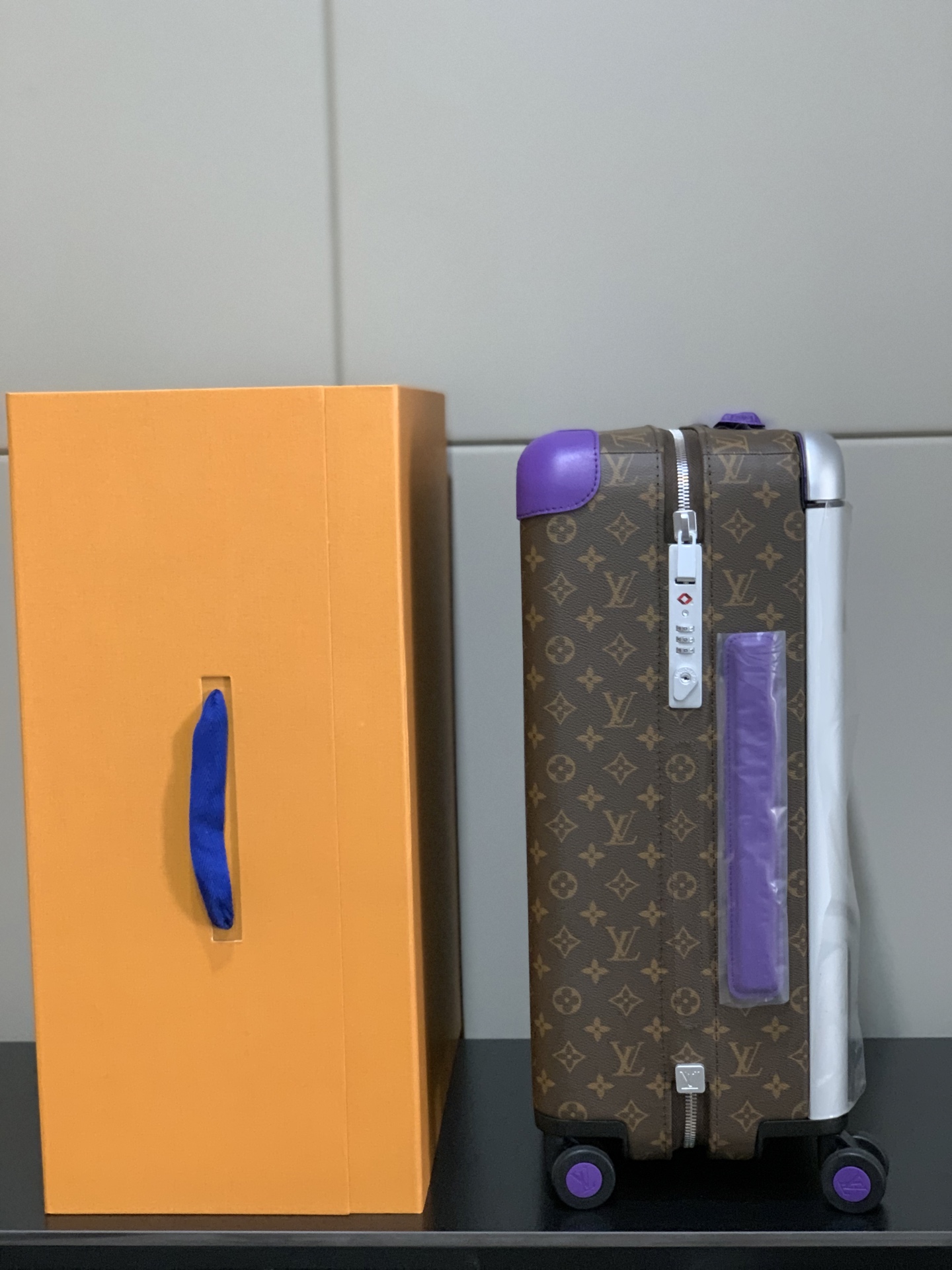 ⭐️原单
【55cm 高货 拉杆真皮包裹】
市场唯一对版货！  价格美丽🤩
HORIZON 四轮拉杆箱
对版细节：
1）✅拉杆材质：铝合金银色细拉杆、圆孔卡扣、铝合金按钮。
2）✅轮子：对版轮座，对版圆孔航空静音轮
3）✅锁：对版银色锁
4）✅皮：进口对版皮

5）✅皮：拉杆真皮包裹

✅对版size: 38.0 x 55.0 x 21.0 cm 
登机箱20寸
(长 x 高 x 宽) 
- 随身上机行李尺寸
- 容量：28升
&mdash;&mdash;&mdash;&mdash;&mdash;&mdash;&mdash;&mdash;&mdash;&mdash;&mdash;
【市场 普通 不对版货】
市场普通版本不对版细节
1）❌拉杆材质：错版塑料拉杆，方孔卡扣，塑料按钮。
2）❌轮子：错版轮座，错版大圆圈塑料轮
3）❌锁：错版灰色锁
4）❌皮：市场普通皮颜色不对花色不对版！
5）❌内里：颜色不对版
6）❌错版尺寸：32*58*19CM
7）❌拉杆：拉杆把手塑料打螺丝钉 底部全部是一排螺丝钉