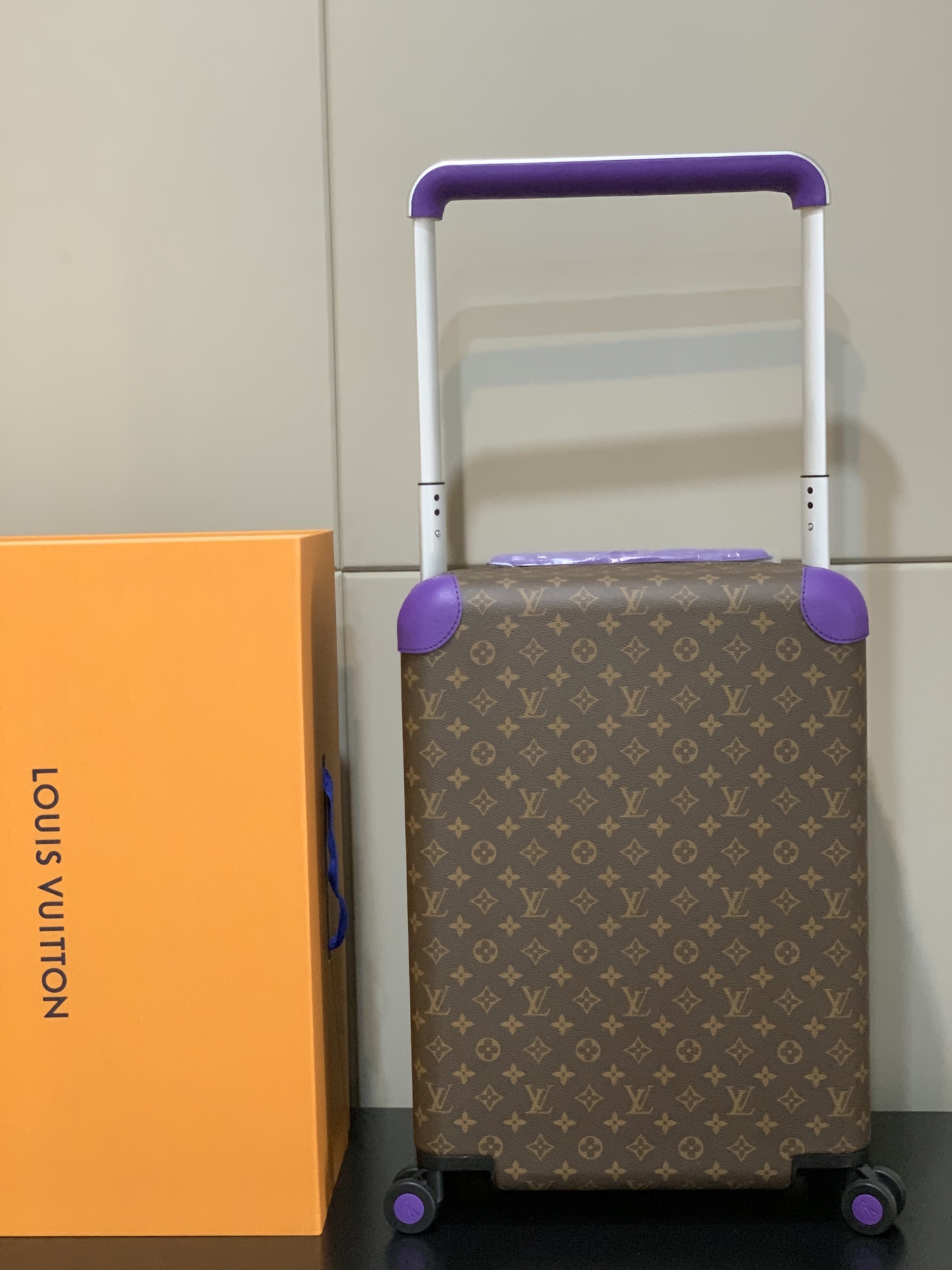 ⭐️原单
【55cm 高货 拉杆真皮包裹】
市场唯一对版货！  价格美丽🤩
HORIZON 四轮拉杆箱
对版细节：
1）✅拉杆材质：铝合金银色细拉杆、圆孔卡扣、铝合金按钮。
2）✅轮子：对版轮座，对版圆孔航空静音轮
3）✅锁：对版银色锁
4）✅皮：进口对版皮

5）✅皮：拉杆真皮包裹

✅对版size: 38.0 x 55.0 x 21.0 cm 
登机箱20寸
(长 x 高 x 宽) 
- 随身上机行李尺寸
- 容量：28升
&mdash;&mdash;&mdash;&mdash;&mdash;&mdash;&mdash;&mdash;&mdash;&mdash;&mdash;
【市场 普通 不对版货】
市场普通版本不对版细节
1）❌拉杆材质：错版塑料拉杆，方孔卡扣，塑料按钮。
2）❌轮子：错版轮座，错版大圆圈塑料轮
3）❌锁：错版灰色锁
4）❌皮：市场普通皮颜色不对花色不对版！
5）❌内里：颜色不对版
6）❌错版尺寸：32*58*19CM
7）❌拉杆：拉杆把手塑料打螺丝钉 底部全部是一排螺丝钉