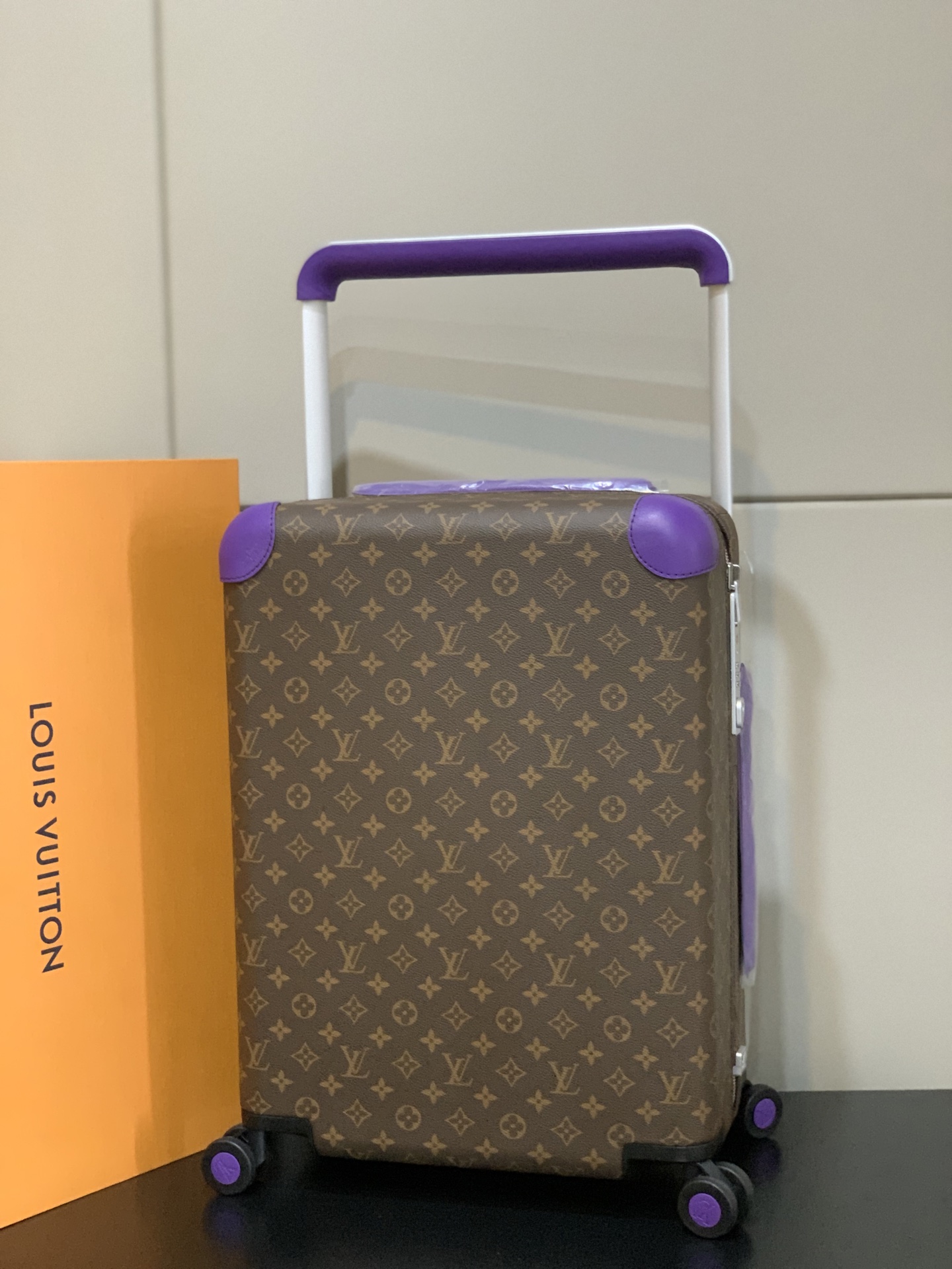 ⭐️原单
【55cm 高货 拉杆真皮包裹】
市场唯一对版货！  价格美丽🤩
HORIZON 四轮拉杆箱
对版细节：
1）✅拉杆材质：铝合金银色细拉杆、圆孔卡扣、铝合金按钮。
2）✅轮子：对版轮座，对版圆孔航空静音轮
3）✅锁：对版银色锁
4）✅皮：进口对版皮

5）✅皮：拉杆真皮包裹

✅对版size: 38.0 x 55.0 x 21.0 cm 
登机箱20寸
(长 x 高 x 宽) 
- 随身上机行李尺寸
- 容量：28升
&mdash;&mdash;&mdash;&mdash;&mdash;&mdash;&mdash;&mdash;&mdash;&mdash;&mdash;
【市场 普通 不对版货】
市场普通版本不对版细节
1）❌拉杆材质：错版塑料拉杆，方孔卡扣，塑料按钮。
2）❌轮子：错版轮座，错版大圆圈塑料轮
3）❌锁：错版灰色锁
4）❌皮：市场普通皮颜色不对花色不对版！
5）❌内里：颜色不对版
6）❌错版尺寸：32*58*19CM
7）❌拉杆：拉杆把手塑料打螺丝钉 底部全部是一排螺丝钉