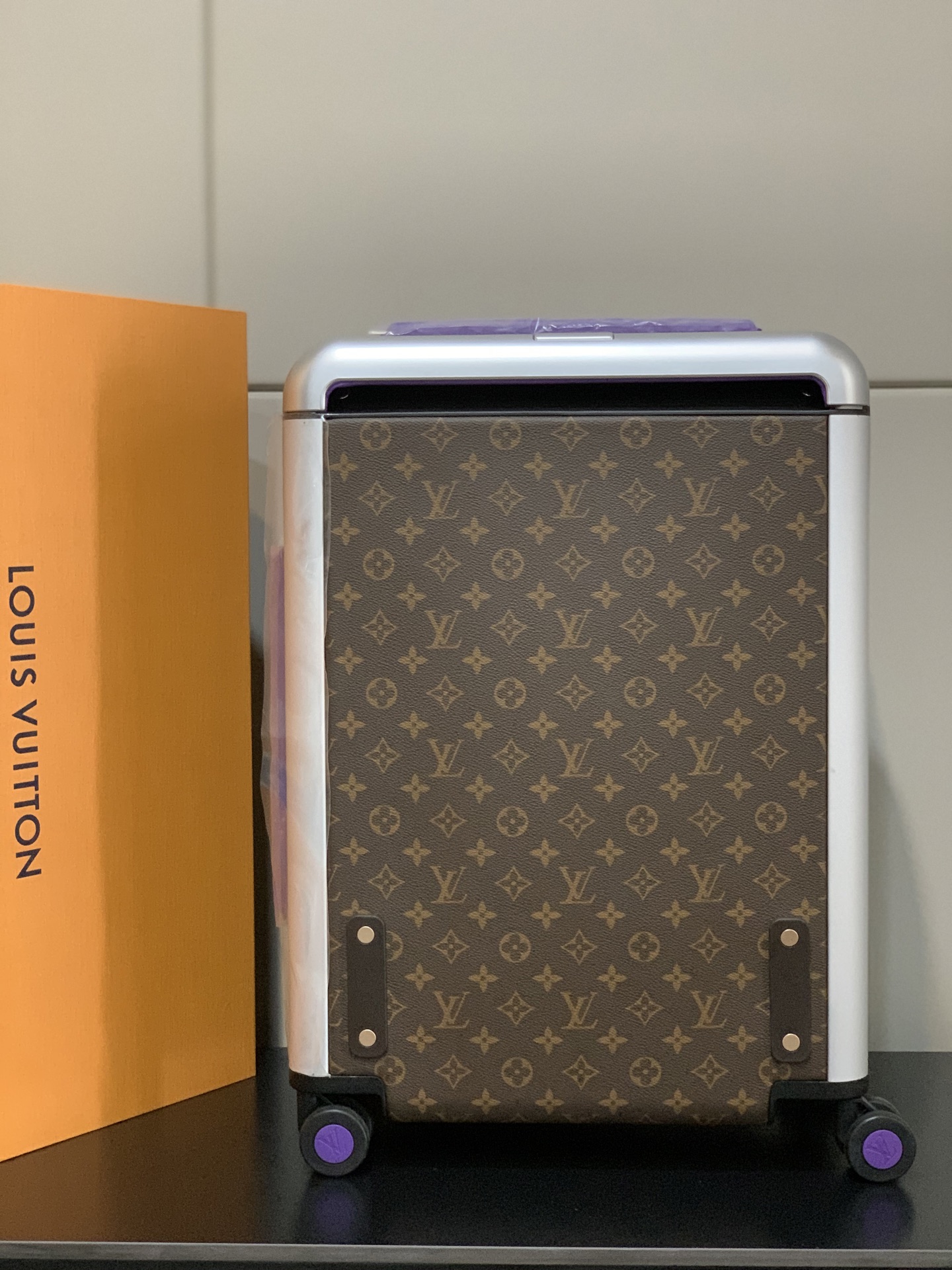 ⭐️原单
【55cm 高货 拉杆真皮包裹】
市场唯一对版货！  价格美丽🤩
HORIZON 四轮拉杆箱
对版细节：
1）✅拉杆材质：铝合金银色细拉杆、圆孔卡扣、铝合金按钮。
2）✅轮子：对版轮座，对版圆孔航空静音轮
3）✅锁：对版银色锁
4）✅皮：进口对版皮

5）✅皮：拉杆真皮包裹

✅对版size: 38.0 x 55.0 x 21.0 cm 
登机箱20寸
(长 x 高 x 宽) 
- 随身上机行李尺寸
- 容量：28升
&mdash;&mdash;&mdash;&mdash;&mdash;&mdash;&mdash;&mdash;&mdash;&mdash;&mdash;
【市场 普通 不对版货】
市场普通版本不对版细节
1）❌拉杆材质：错版塑料拉杆，方孔卡扣，塑料按钮。
2）❌轮子：错版轮座，错版大圆圈塑料轮
3）❌锁：错版灰色锁
4）❌皮：市场普通皮颜色不对花色不对版！
5）❌内里：颜色不对版
6）❌错版尺寸：32*58*19CM
7）❌拉杆：拉杆把手塑料打螺丝钉 底部全部是一排螺丝钉