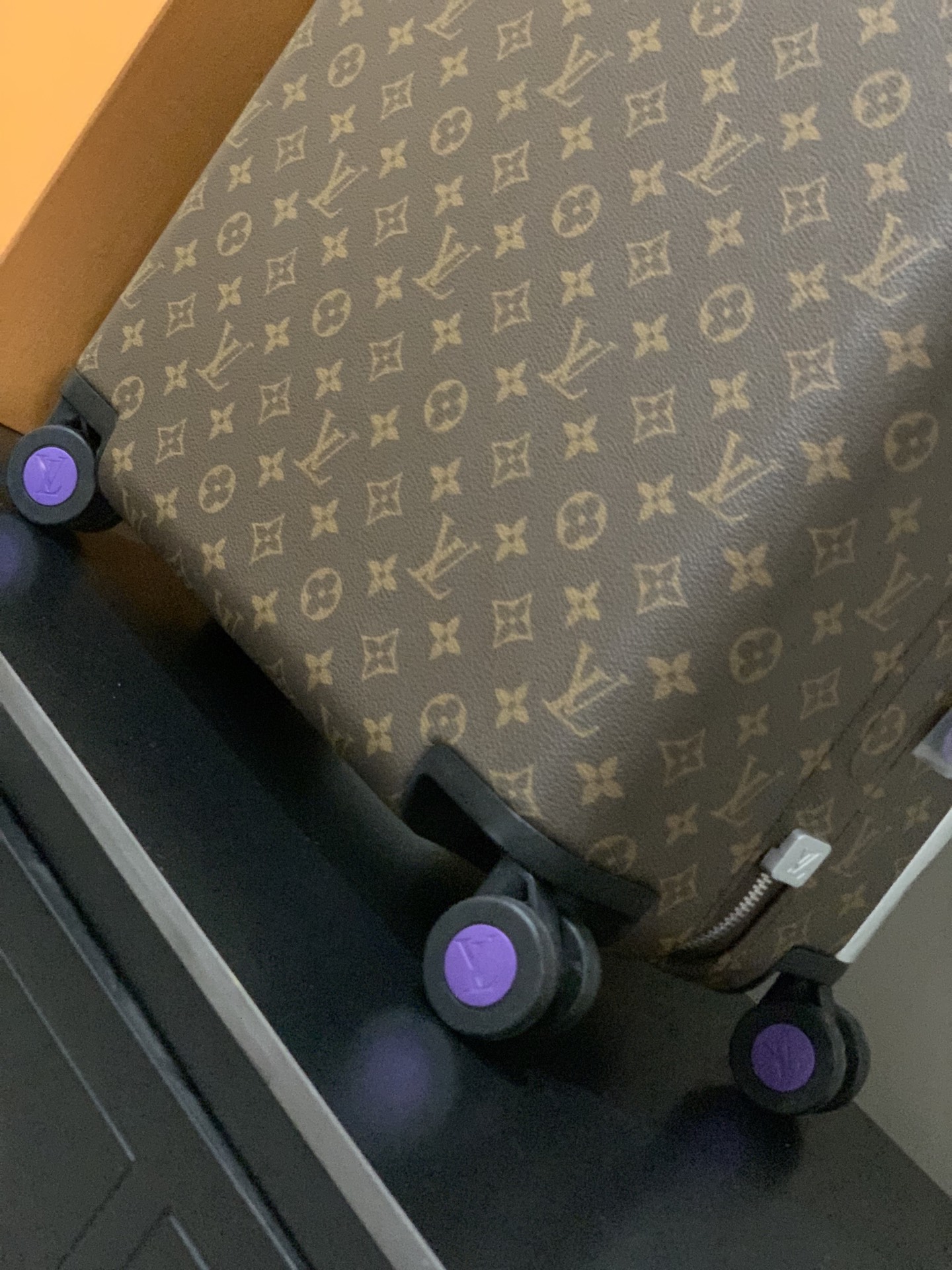 ⭐️原单
【55cm 高货 拉杆真皮包裹】
市场唯一对版货！  价格美丽🤩
HORIZON 四轮拉杆箱
对版细节：
1）✅拉杆材质：铝合金银色细拉杆、圆孔卡扣、铝合金按钮。
2）✅轮子：对版轮座，对版圆孔航空静音轮
3）✅锁：对版银色锁
4）✅皮：进口对版皮

5）✅皮：拉杆真皮包裹

✅对版size: 38.0 x 55.0 x 21.0 cm 
登机箱20寸
(长 x 高 x 宽) 
- 随身上机行李尺寸
- 容量：28升
&mdash;&mdash;&mdash;&mdash;&mdash;&mdash;&mdash;&mdash;&mdash;&mdash;&mdash;
【市场 普通 不对版货】
市场普通版本不对版细节
1）❌拉杆材质：错版塑料拉杆，方孔卡扣，塑料按钮。
2）❌轮子：错版轮座，错版大圆圈塑料轮
3）❌锁：错版灰色锁
4）❌皮：市场普通皮颜色不对花色不对版！
5）❌内里：颜色不对版
6）❌错版尺寸：32*58*19CM
7）❌拉杆：拉杆把手塑料打螺丝钉 底部全部是一排螺丝钉