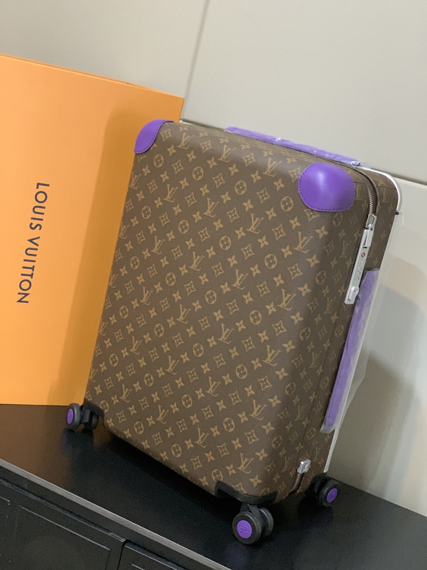 ⭐️原单
【55cm 高货 拉杆真皮包裹】
市场唯一对版货！  价格美丽🤩
HORIZON 四轮拉杆箱
对版细节：
1）✅拉杆材质：铝合金银色细拉杆、圆孔卡扣、铝合金按钮。
2）✅轮子：对版轮座，对版圆孔航空静音轮
3）✅锁：对版银色锁
4）✅皮：进口对版皮

5）✅皮：拉杆真皮包裹

✅对版size: 38.0 x 55.0 x 21.0 cm 
登机箱20寸
(长 x 高 x 宽) 
- 随身上机行李尺寸
- 容量：28升
&mdash;&mdash;&mdash;&mdash;&mdash;&mdash;&mdash;&mdash;&mdash;&mdash;&mdash;
【市场 普通 不对版货】
市场普通版本不对版细节
1）❌拉杆材质：错版塑料拉杆，方孔卡扣，塑料按钮。
2）❌轮子：错版轮座，错版大圆圈塑料轮
3）❌锁：错版灰色锁
4）❌皮：市场普通皮颜色不对花色不对版！
5）❌内里：颜色不对版
6）❌错版尺寸：32*58*19CM
7）❌拉杆：拉杆把手塑料打螺丝钉 底部全部是一排螺丝钉