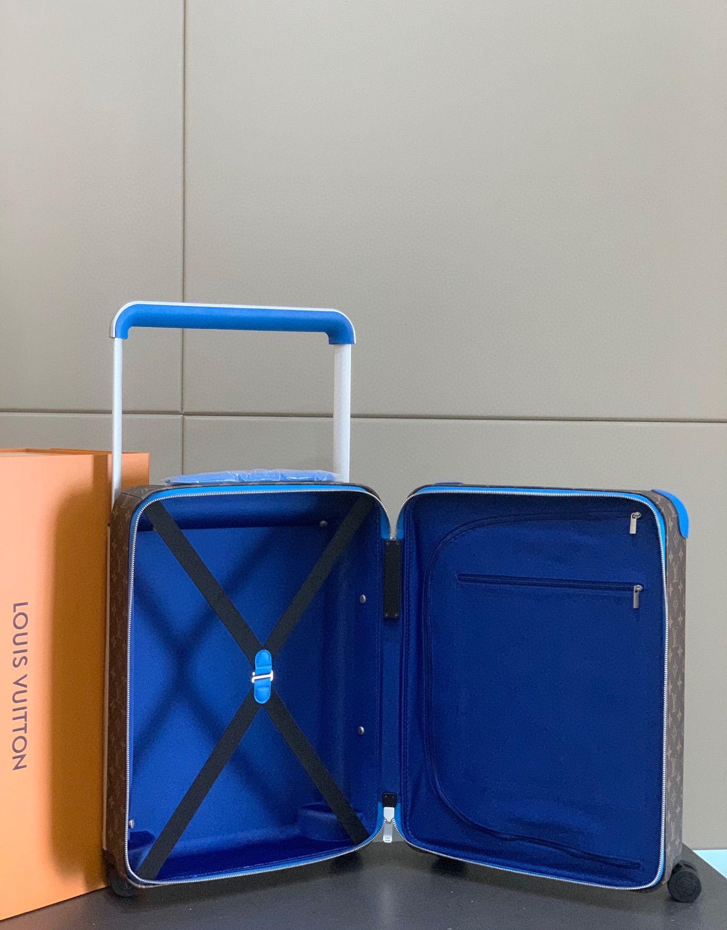 ⭐️原单
【55cm 高货 拉杆真皮包裹】
市场唯一对版货！  价格美丽🤩
HORIZON 四轮拉杆箱
对版细节：
1）✅拉杆材质：铝合金银色细拉杆、圆孔卡扣、铝合金按钮。
2）✅轮子：对版轮座，对版圆孔航空静音轮
3）✅锁：对版银色锁
4）✅皮：进口对版皮

5）✅皮：拉杆真皮包裹

✅对版size: 38.0 x 55.0 x 21.0 cm 
登机箱20寸
(长 x 高 x 宽) 
- 随身上机行李尺寸
- 容量：28升
&mdash;&mdash;&mdash;&mdash;&mdash;&mdash;&mdash;&mdash;&mdash;&mdash;&mdash;
【市场 普通 不对版货】
市场普通版本不对版细节
1）❌拉杆材质：错版塑料拉杆，方孔卡扣，塑料按钮。
2）❌轮子：错版轮座，错版大圆圈塑料轮
3）❌锁：错版灰色锁
4）❌皮：市场普通皮颜色不对花色不对版！
5）❌内里：颜色不对版
6）❌错版尺寸：32*58*19CM
7）❌拉杆：拉杆把手塑料打螺丝钉 底部全部是一排螺丝钉