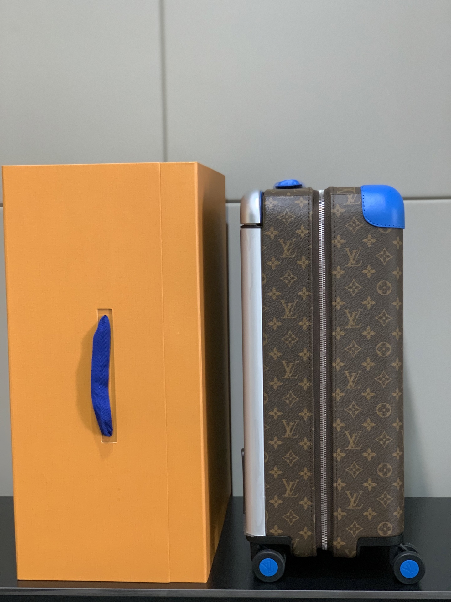 ⭐️原单
【55cm 高货 拉杆真皮包裹】
市场唯一对版货！  价格美丽🤩
HORIZON 四轮拉杆箱
对版细节：
1）✅拉杆材质：铝合金银色细拉杆、圆孔卡扣、铝合金按钮。
2）✅轮子：对版轮座，对版圆孔航空静音轮
3）✅锁：对版银色锁
4）✅皮：进口对版皮

5）✅皮：拉杆真皮包裹

✅对版size: 38.0 x 55.0 x 21.0 cm 
登机箱20寸
(长 x 高 x 宽) 
- 随身上机行李尺寸
- 容量：28升
&mdash;&mdash;&mdash;&mdash;&mdash;&mdash;&mdash;&mdash;&mdash;&mdash;&mdash;
【市场 普通 不对版货】
市场普通版本不对版细节
1）❌拉杆材质：错版塑料拉杆，方孔卡扣，塑料按钮。
2）❌轮子：错版轮座，错版大圆圈塑料轮
3）❌锁：错版灰色锁
4）❌皮：市场普通皮颜色不对花色不对版！
5）❌内里：颜色不对版
6）❌错版尺寸：32*58*19CM
7）❌拉杆：拉杆把手塑料打螺丝钉 底部全部是一排螺丝钉