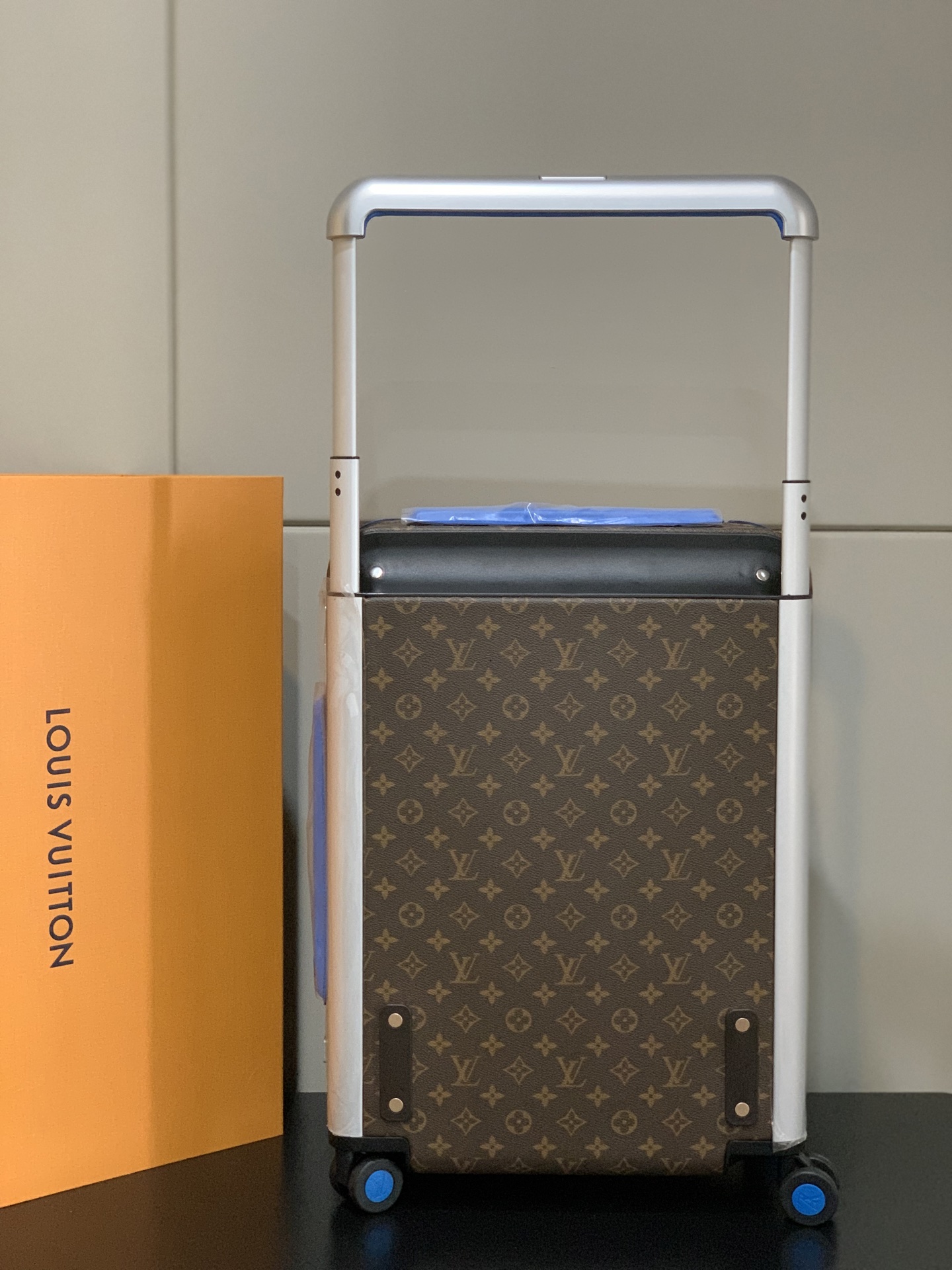 ⭐️原单
【55cm 高货 拉杆真皮包裹】
市场唯一对版货！  价格美丽🤩
HORIZON 四轮拉杆箱
对版细节：
1）✅拉杆材质：铝合金银色细拉杆、圆孔卡扣、铝合金按钮。
2）✅轮子：对版轮座，对版圆孔航空静音轮
3）✅锁：对版银色锁
4）✅皮：进口对版皮

5）✅皮：拉杆真皮包裹

✅对版size: 38.0 x 55.0 x 21.0 cm 
登机箱20寸
(长 x 高 x 宽) 
- 随身上机行李尺寸
- 容量：28升
&mdash;&mdash;&mdash;&mdash;&mdash;&mdash;&mdash;&mdash;&mdash;&mdash;&mdash;
【市场 普通 不对版货】
市场普通版本不对版细节
1）❌拉杆材质：错版塑料拉杆，方孔卡扣，塑料按钮。
2）❌轮子：错版轮座，错版大圆圈塑料轮
3）❌锁：错版灰色锁
4）❌皮：市场普通皮颜色不对花色不对版！
5）❌内里：颜色不对版
6）❌错版尺寸：32*58*19CM
7）❌拉杆：拉杆把手塑料打螺丝钉 底部全部是一排螺丝钉