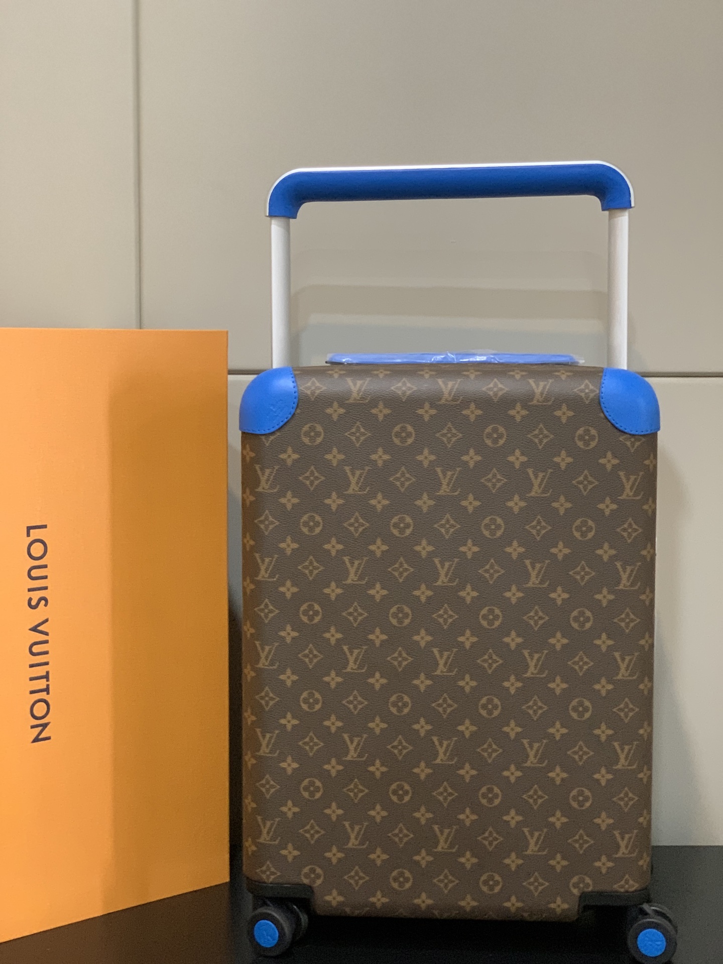 ⭐️原单
【55cm 高货 拉杆真皮包裹】
市场唯一对版货！  价格美丽🤩
HORIZON 四轮拉杆箱
对版细节：
1）✅拉杆材质：铝合金银色细拉杆、圆孔卡扣、铝合金按钮。
2）✅轮子：对版轮座，对版圆孔航空静音轮
3）✅锁：对版银色锁
4）✅皮：进口对版皮

5）✅皮：拉杆真皮包裹

✅对版size: 38.0 x 55.0 x 21.0 cm 
登机箱20寸
(长 x 高 x 宽) 
- 随身上机行李尺寸
- 容量：28升
&mdash;&mdash;&mdash;&mdash;&mdash;&mdash;&mdash;&mdash;&mdash;&mdash;&mdash;
【市场 普通 不对版货】
市场普通版本不对版细节
1）❌拉杆材质：错版塑料拉杆，方孔卡扣，塑料按钮。
2）❌轮子：错版轮座，错版大圆圈塑料轮
3）❌锁：错版灰色锁
4）❌皮：市场普通皮颜色不对花色不对版！
5）❌内里：颜色不对版
6）❌错版尺寸：32*58*19CM
7）❌拉杆：拉杆把手塑料打螺丝钉 底部全部是一排螺丝钉