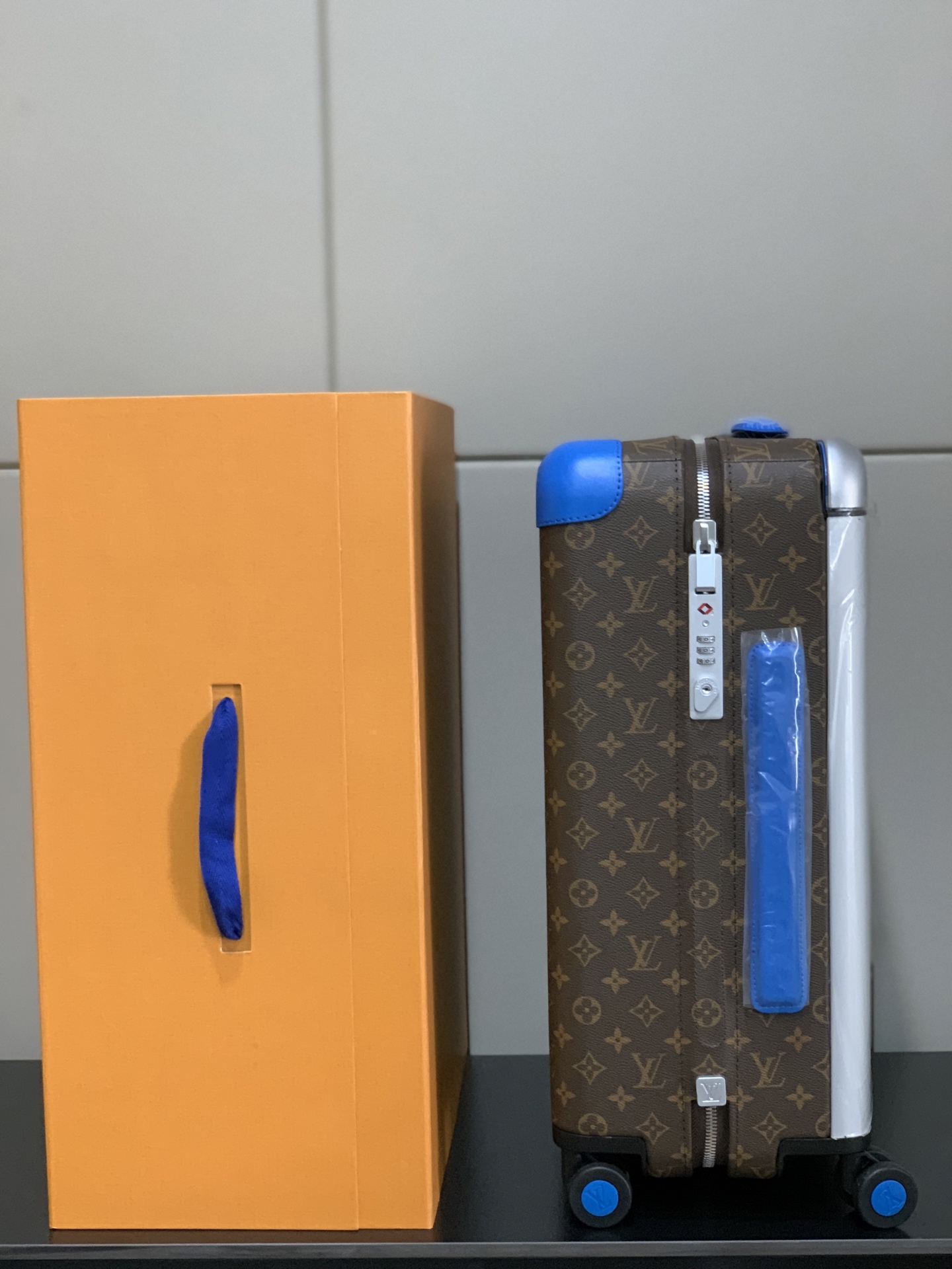 ⭐️原单
【55cm 高货 拉杆真皮包裹】
市场唯一对版货！  价格美丽🤩
HORIZON 四轮拉杆箱
对版细节：
1）✅拉杆材质：铝合金银色细拉杆、圆孔卡扣、铝合金按钮。
2）✅轮子：对版轮座，对版圆孔航空静音轮
3）✅锁：对版银色锁
4）✅皮：进口对版皮

5）✅皮：拉杆真皮包裹

✅对版size: 38.0 x 55.0 x 21.0 cm 
登机箱20寸
(长 x 高 x 宽) 
- 随身上机行李尺寸
- 容量：28升
&mdash;&mdash;&mdash;&mdash;&mdash;&mdash;&mdash;&mdash;&mdash;&mdash;&mdash;
【市场 普通 不对版货】
市场普通版本不对版细节
1）❌拉杆材质：错版塑料拉杆，方孔卡扣，塑料按钮。
2）❌轮子：错版轮座，错版大圆圈塑料轮
3）❌锁：错版灰色锁
4）❌皮：市场普通皮颜色不对花色不对版！
5）❌内里：颜色不对版
6）❌错版尺寸：32*58*19CM
7）❌拉杆：拉杆把手塑料打螺丝钉 底部全部是一排螺丝钉