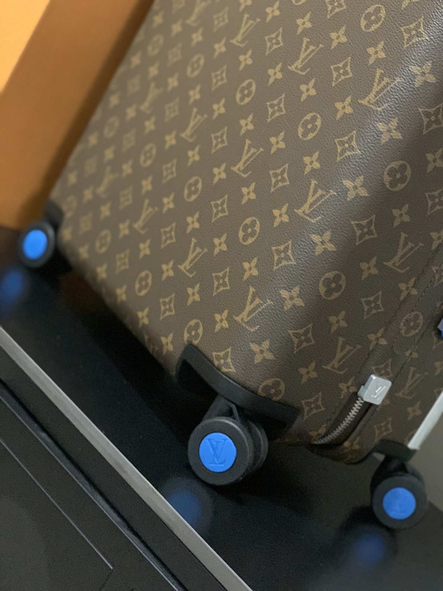 ⭐️原单
【55cm 高货 拉杆真皮包裹】
市场唯一对版货！  价格美丽🤩
HORIZON 四轮拉杆箱
对版细节：
1）✅拉杆材质：铝合金银色细拉杆、圆孔卡扣、铝合金按钮。
2）✅轮子：对版轮座，对版圆孔航空静音轮
3）✅锁：对版银色锁
4）✅皮：进口对版皮

5）✅皮：拉杆真皮包裹

✅对版size: 38.0 x 55.0 x 21.0 cm 
登机箱20寸
(长 x 高 x 宽) 
- 随身上机行李尺寸
- 容量：28升
&mdash;&mdash;&mdash;&mdash;&mdash;&mdash;&mdash;&mdash;&mdash;&mdash;&mdash;
【市场 普通 不对版货】
市场普通版本不对版细节
1）❌拉杆材质：错版塑料拉杆，方孔卡扣，塑料按钮。
2）❌轮子：错版轮座，错版大圆圈塑料轮
3）❌锁：错版灰色锁
4）❌皮：市场普通皮颜色不对花色不对版！
5）❌内里：颜色不对版
6）❌错版尺寸：32*58*19CM
7）❌拉杆：拉杆把手塑料打螺丝钉 底部全部是一排螺丝钉