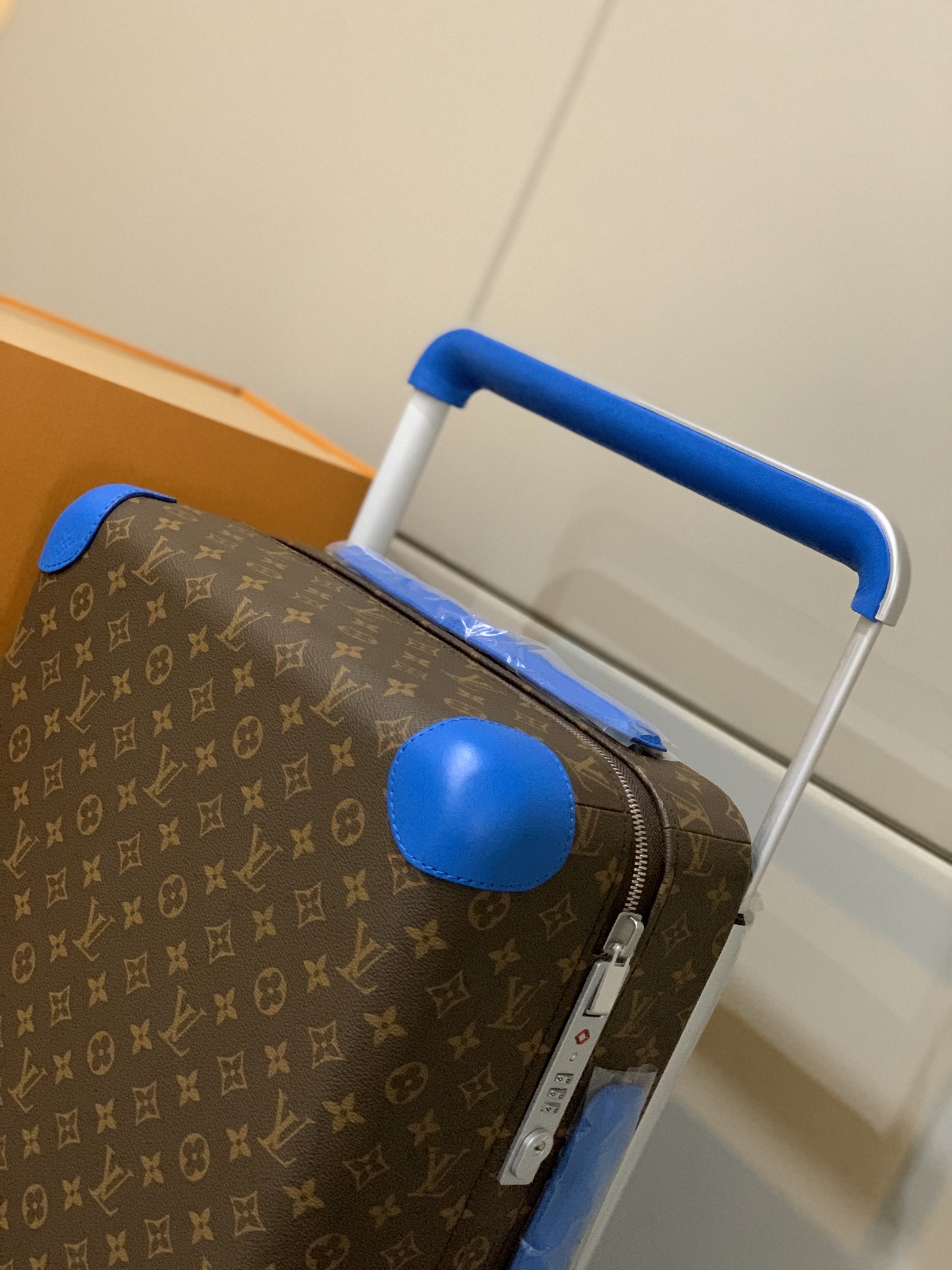 ⭐️原单
【55cm 高货 拉杆真皮包裹】
市场唯一对版货！  价格美丽🤩
HORIZON 四轮拉杆箱
对版细节：
1）✅拉杆材质：铝合金银色细拉杆、圆孔卡扣、铝合金按钮。
2）✅轮子：对版轮座，对版圆孔航空静音轮
3）✅锁：对版银色锁
4）✅皮：进口对版皮

5）✅皮：拉杆真皮包裹

✅对版size: 38.0 x 55.0 x 21.0 cm 
登机箱20寸
(长 x 高 x 宽) 
- 随身上机行李尺寸
- 容量：28升
&mdash;&mdash;&mdash;&mdash;&mdash;&mdash;&mdash;&mdash;&mdash;&mdash;&mdash;
【市场 普通 不对版货】
市场普通版本不对版细节
1）❌拉杆材质：错版塑料拉杆，方孔卡扣，塑料按钮。
2）❌轮子：错版轮座，错版大圆圈塑料轮
3）❌锁：错版灰色锁
4）❌皮：市场普通皮颜色不对花色不对版！
5）❌内里：颜色不对版
6）❌错版尺寸：32*58*19CM
7）❌拉杆：拉杆把手塑料打螺丝钉 底部全部是一排螺丝钉