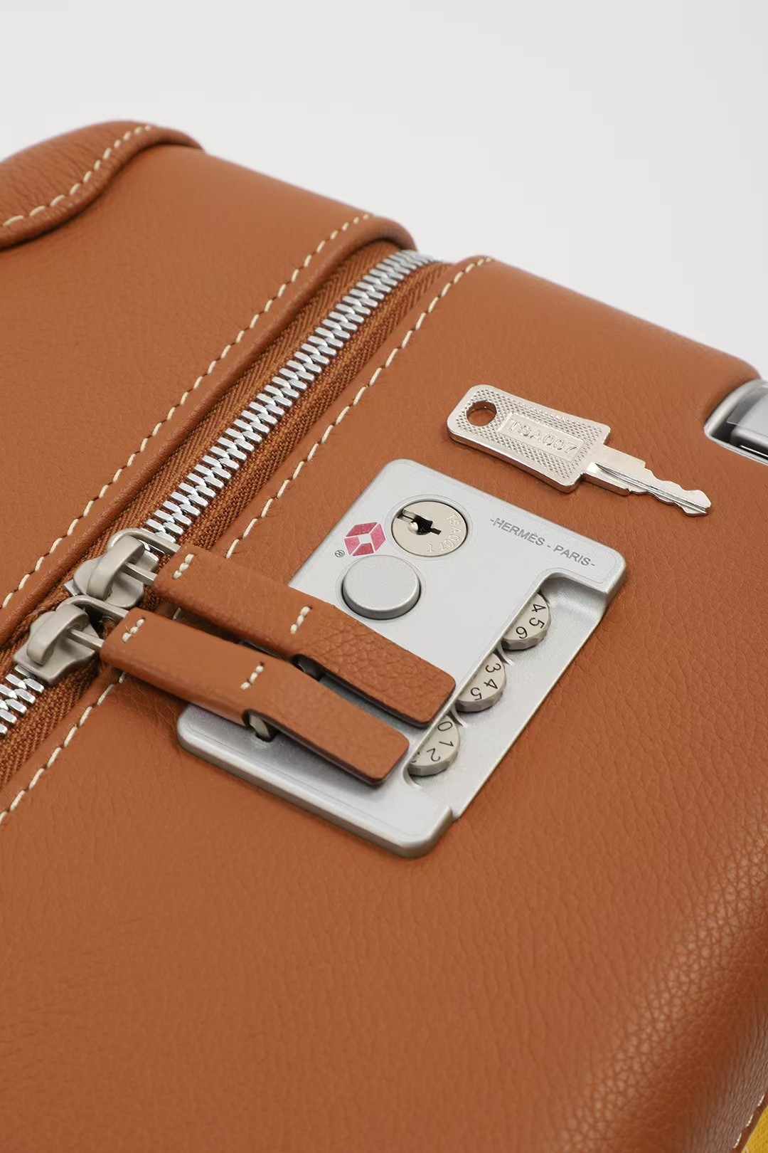 Hermès 20-inch Leren Koffer met Cijferslot en Sleutel - Stijlvol Reizen