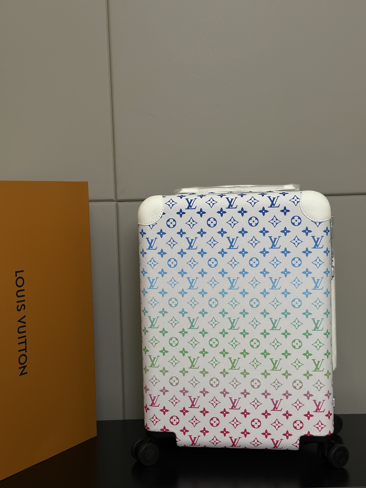 Louis Vuitton Horizon 55 Rainbow Monogram Cabin Trolley Rolling Luggage