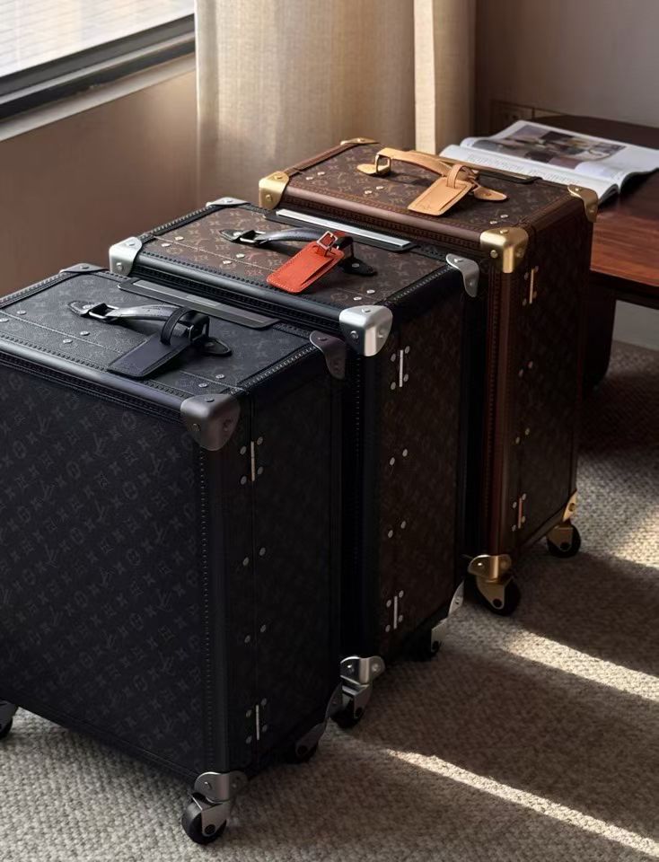 NO:919193,Official website three colors synchronized!  This suitcase is very beautiful from any angle. It has a square, retro and high-end feel. It is made to please you. It belongs to the kind of feeling that I have, but I may not necessarily use it. This is the kind of feeling that I am really a little aloof and arrogant.19860909官网三色同步！这个行李箱你从任何角度看都非常漂亮,方方正正的复古高级感很足,它就是用来取悦你的,属于那种我有、但我不一定会用的那种感觉,这个是真心有点孤傲,傲视群雄的那种感觉～,,luggage