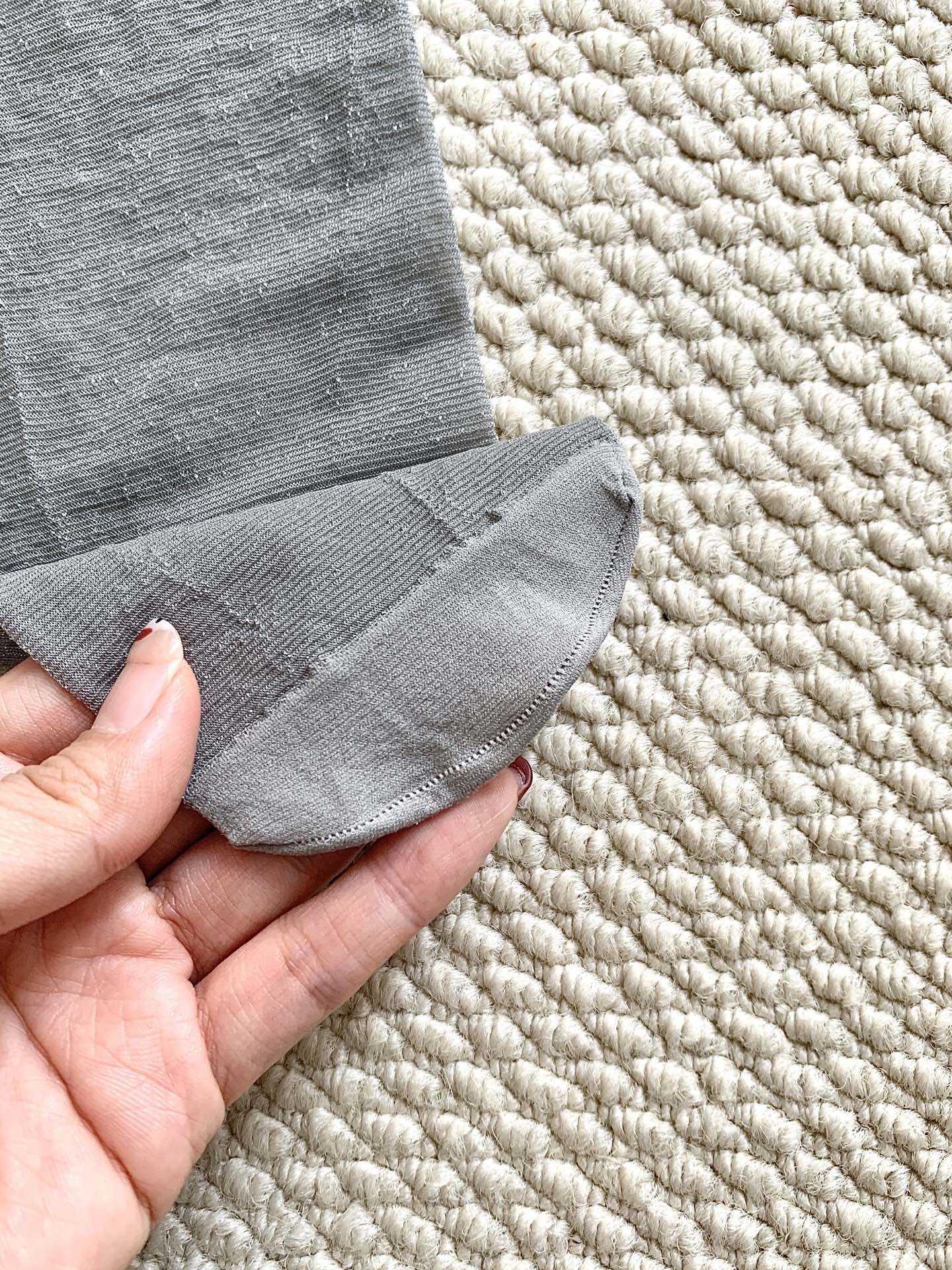 一盒两条金属银、金属黑Wolford Shiny25D亮闪金属质感丝袜突破了传统丝袜的界限，将实用性与艺