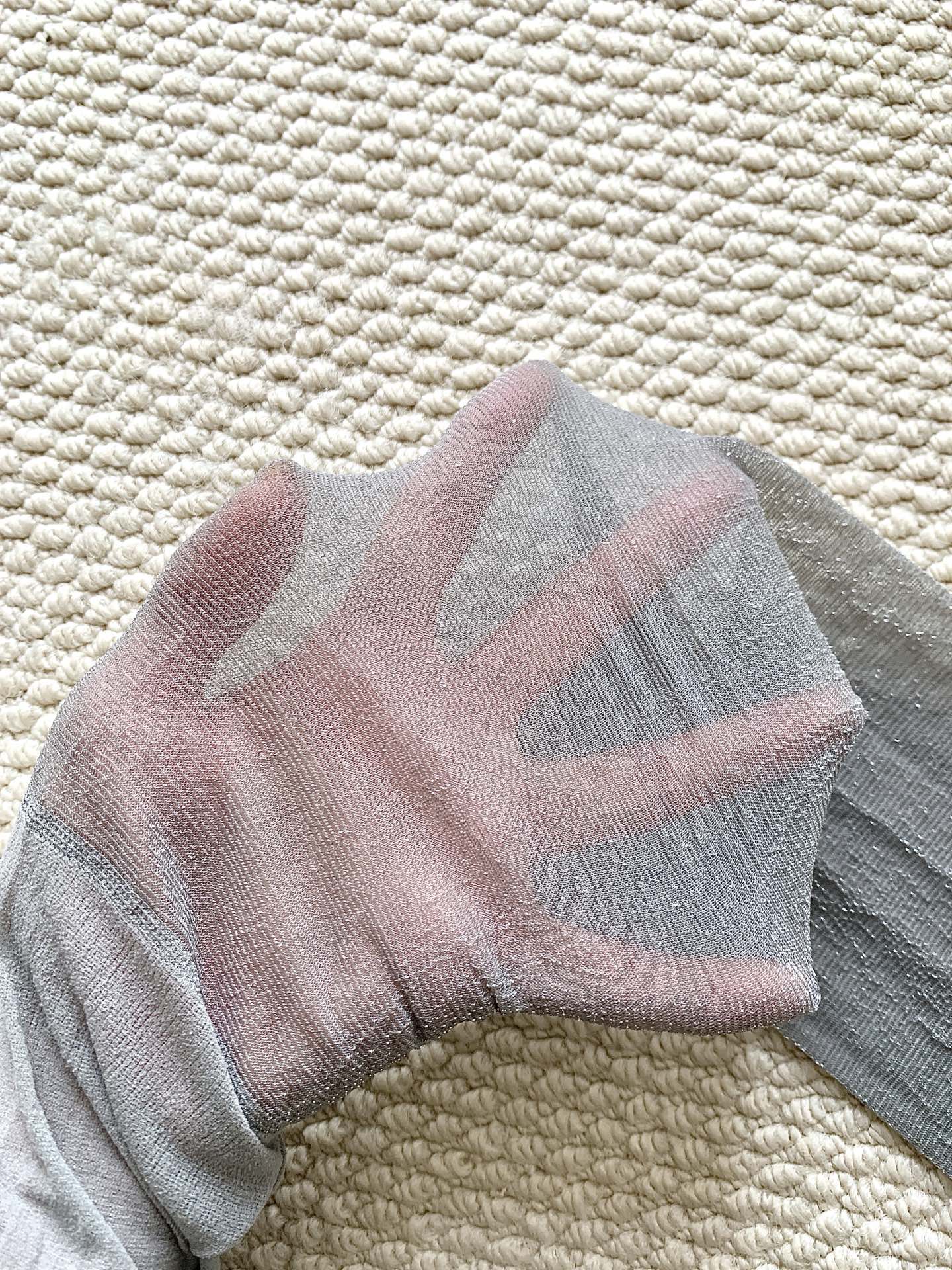 一盒两条金属银、金属黑Wolford Shiny25D亮闪金属质感丝袜突破了传统丝袜的界限，将实用性与艺