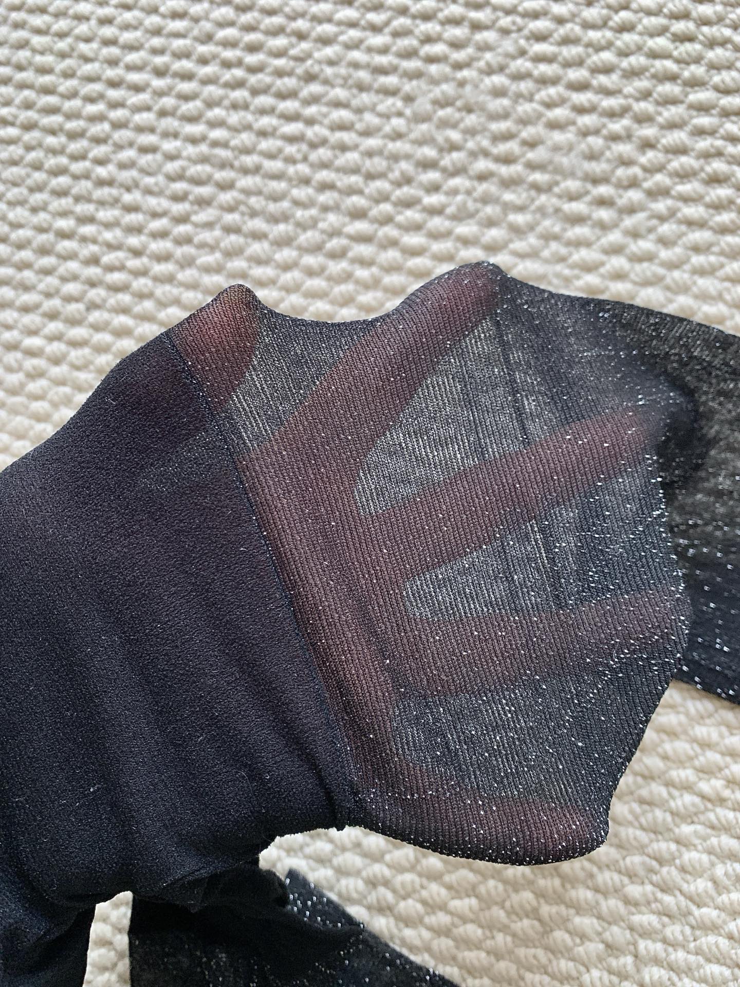 一盒两条金属银、金属黑Wolford Shiny25D亮闪金属质感丝袜突破了传统丝袜的界限，将实用性与艺