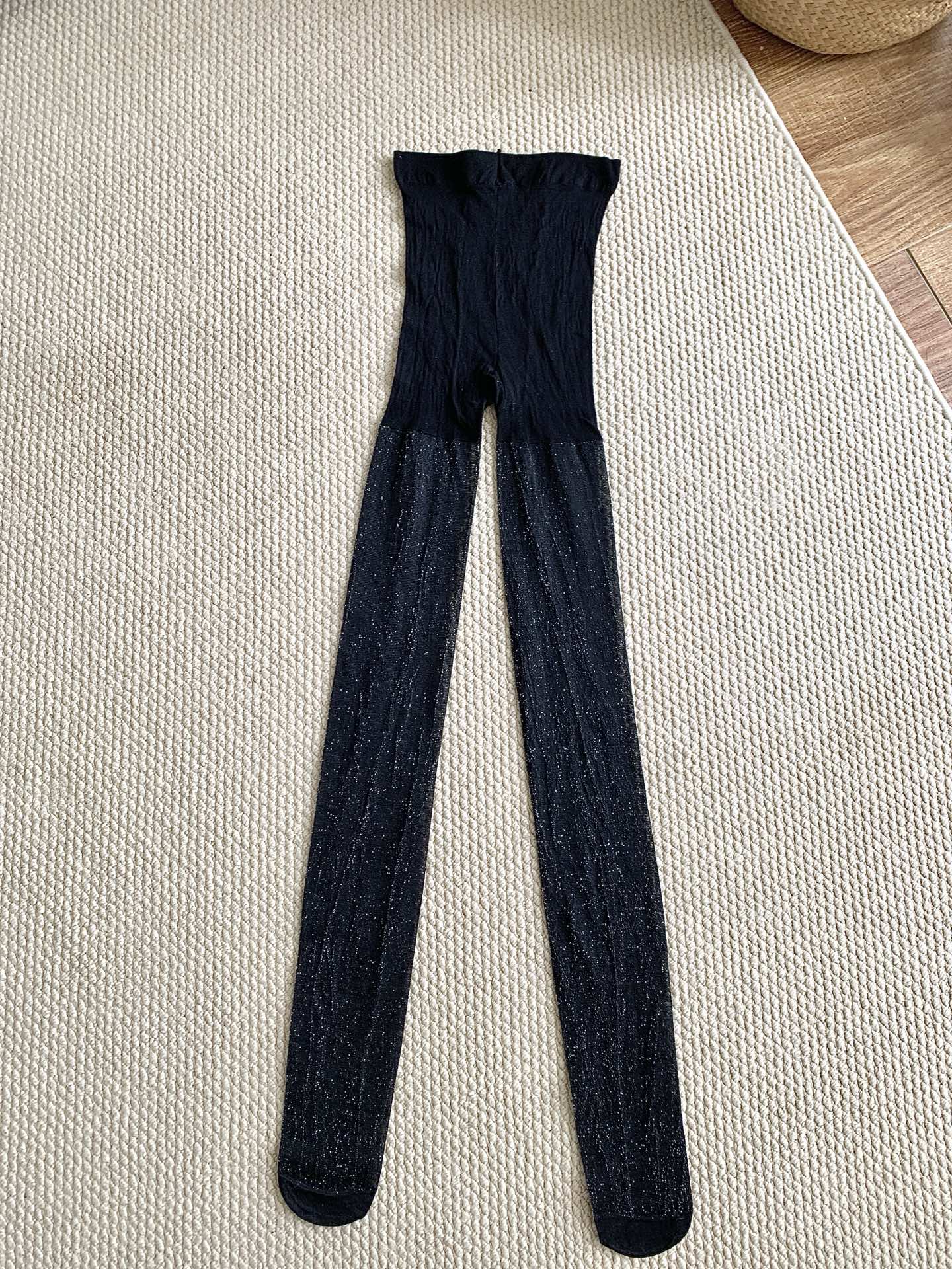 一盒两条金属银、金属黑Wolford Shiny25D亮闪金属质感丝袜突破了传统丝袜的界限，将实用性与艺