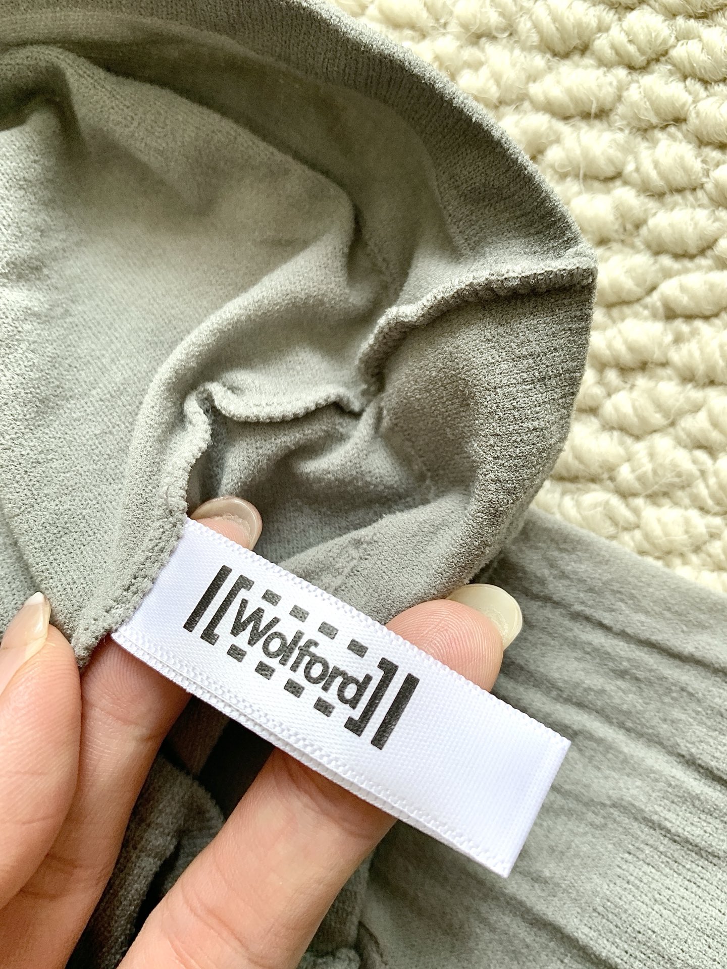 一盒两条金属银、金属黑Wolford Shiny25D亮闪金属质感丝袜突破了传统丝袜的界限，将实用性与艺