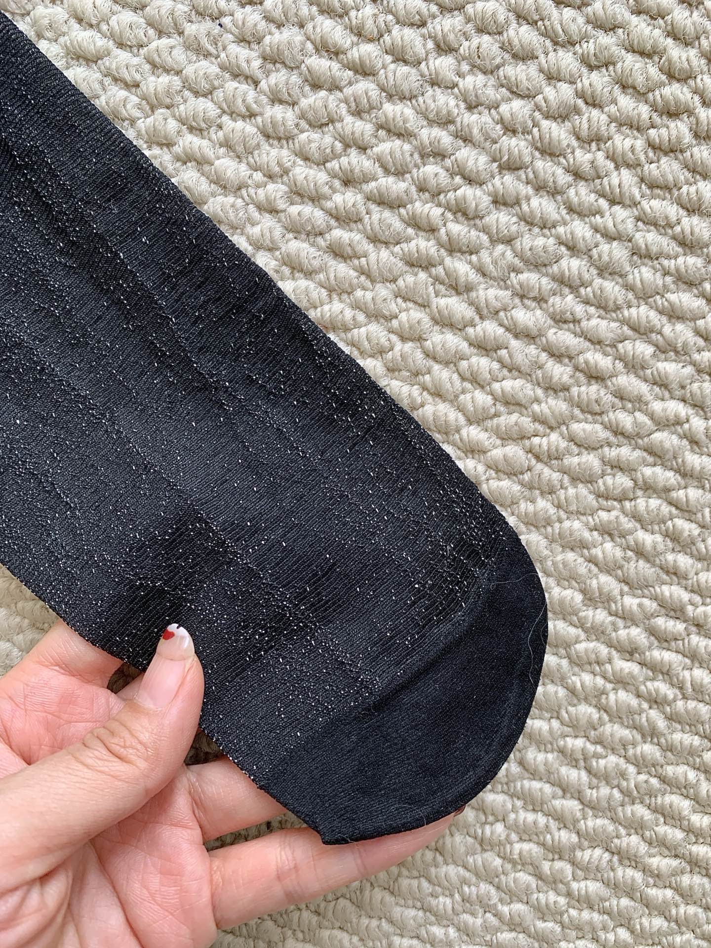 一盒两条金属银、金属黑Wolford Shiny25D亮闪金属质感丝袜突破了传统丝袜的界限，将实用性与艺