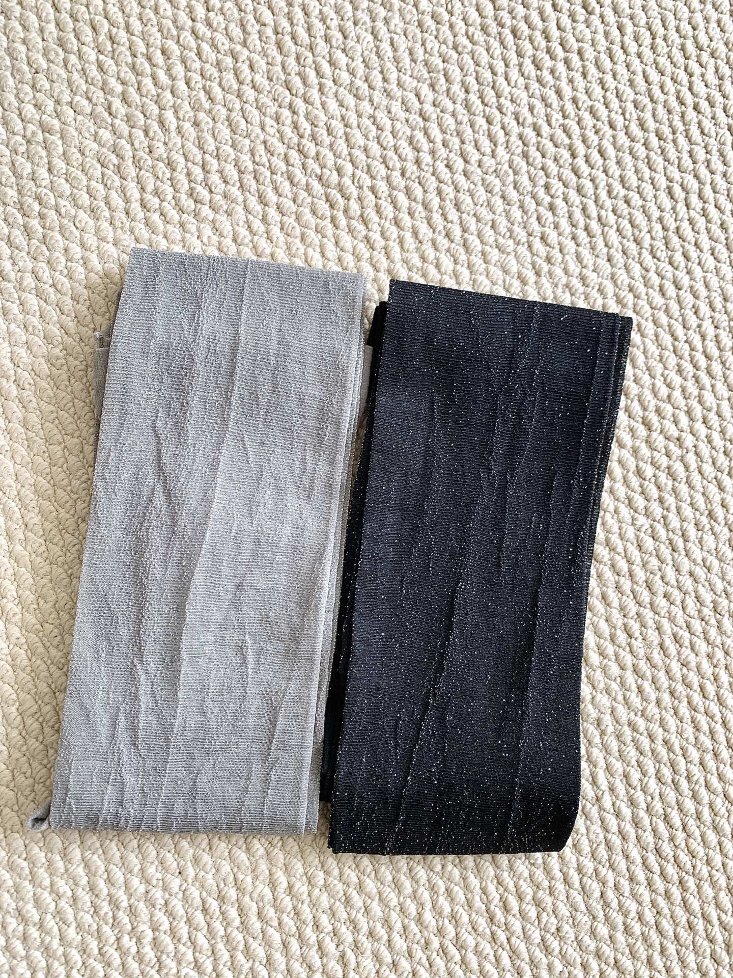 一盒两条金属银、金属黑Wolford Shiny25D亮闪金属质感丝袜突破了传统丝袜的界限，将实用性与艺