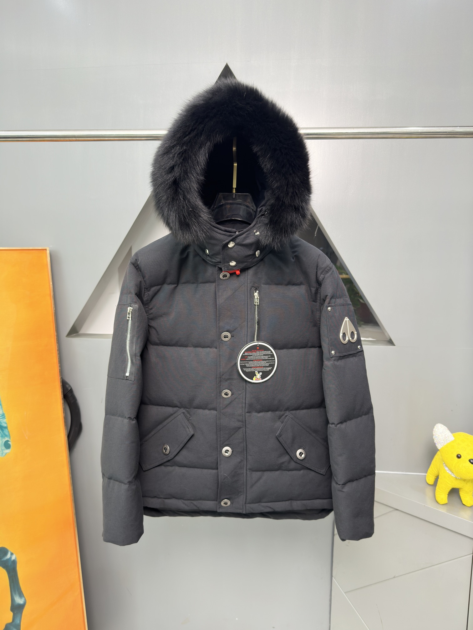 NO:550495,Down Jackets - Moose knuckles/Scissors The founder family of Moose knuckles started producing down jackets since 19. And created a brand with the 2007 Toronto, Canada!  Positioning a high-end outdoor brand, the main product is to fight down jackets in extreme cold weather. It is called a national treasure brand in Canada, and the price of down jackets is positioned between RMB-15,000!  The product design is younger, and the LOGO uses round metal scissors. It is full of personality!  It has extremely high recognition and is favored by international first-line celebrities!  Following MONCLER/Blocking. Canada Goose/Big Goose. After the trendy style, Moose knuckles will surely become a trendy trend... The filling velvet uses authentic 90 goose velvet, which has excellent warmth effect!  The fabric is made of nano-waterproof fabric, which rejects cold wind and snow! The zipper is made of top Japanese YKK, with an axe design, full of creativity!  The fur collar uses Arctic silver fox fur, which is unique and has a great touch!  The washing label uses 3D Phantom to instantly kill the market currency Size: S—XXL BBB1, Moncler, down jacket, alexander wang19860909羽绒服- Moose knuckles/剪刀 Moose knuckles创始人家族从19开始生产羽绒服.并与2007年在加拿大多伦多创建品牌！定位高端户外品牌,主打产品对抗极寒天气羽绒服.在加拿大称为国宝级品牌,羽绒服价格定位RMB-15000之间！产品设计年轻化,LOGO采用圆润金属剪刀.个性十足！具有极高辨识度.备受国际一线明星青睐！继MONCLER/蒙口. Canada Goose/大鹅 潮流风之后,Moose knuckles必将成为潮流风向…… 填充绒采用正宗90鹅绒,保暖效果极佳！ 面料采用纳米防水面料,拒绝寒风冷雪! 拉链采用日本顶级YKK,斧头设计,创意十足！ 毛领采用北极银狐毛,别具一格.触感极佳！ 水洗标采用3D幻影,秒杀市面通货 尺码:S—XXL BBB1,,Moncler,down jacket,alexander wang,Men's clothing