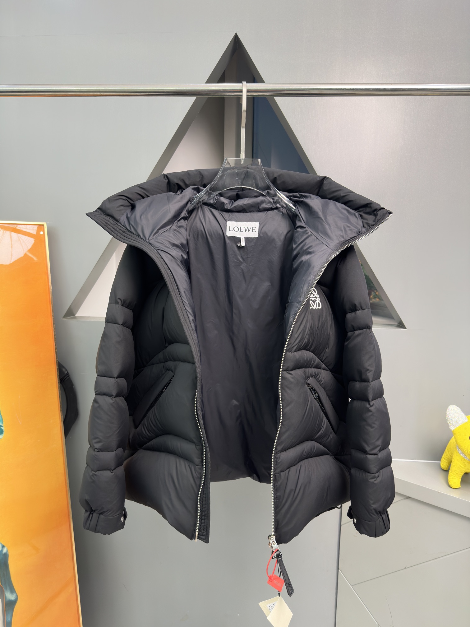 LOEVE罗意威羽绒服日本进口顶级纳米面料，面料柔软.微弹力，上身极其舒适保暖！！顶级品控！内里的衬布面