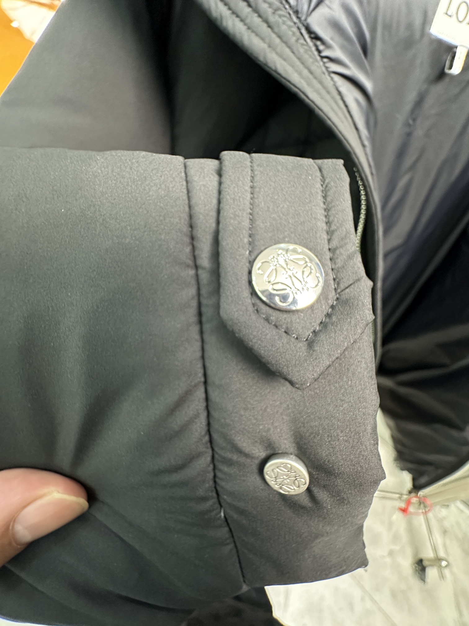 LOEVE罗意威羽绒服日本进口顶级纳米面料，面料柔软.微弹力，上身极其舒适保暖！！顶级品控！内里的衬布面