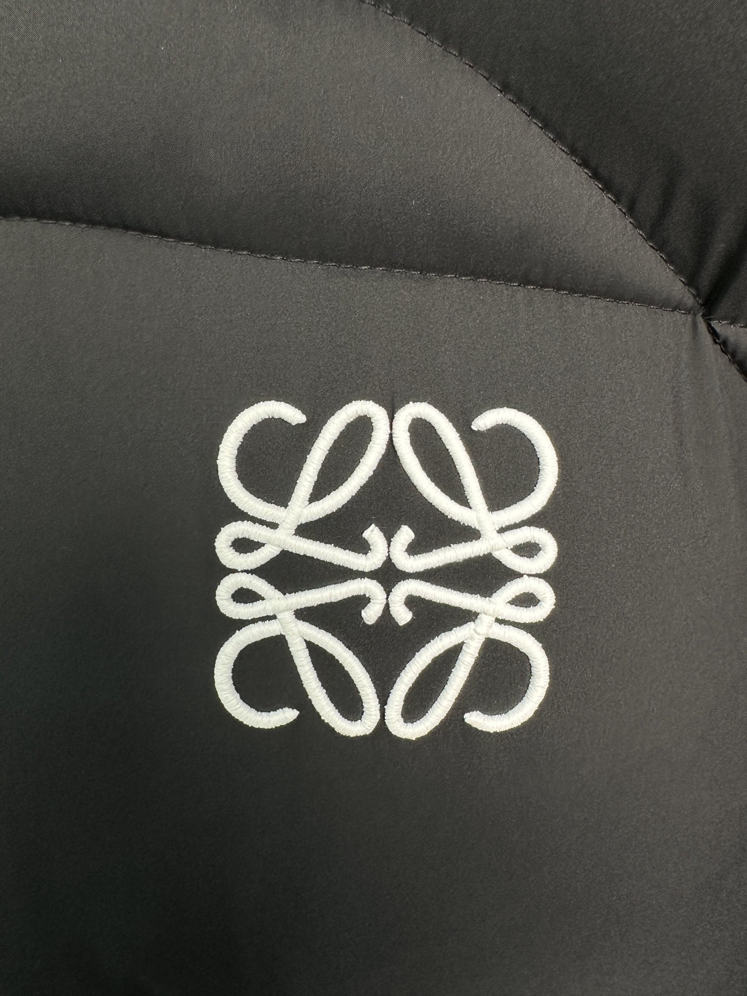 LOEVE罗意威羽绒服日本进口顶级纳米面料，面料柔软.微弹力，上身极其舒适保暖！！顶级品控！内里的衬布面