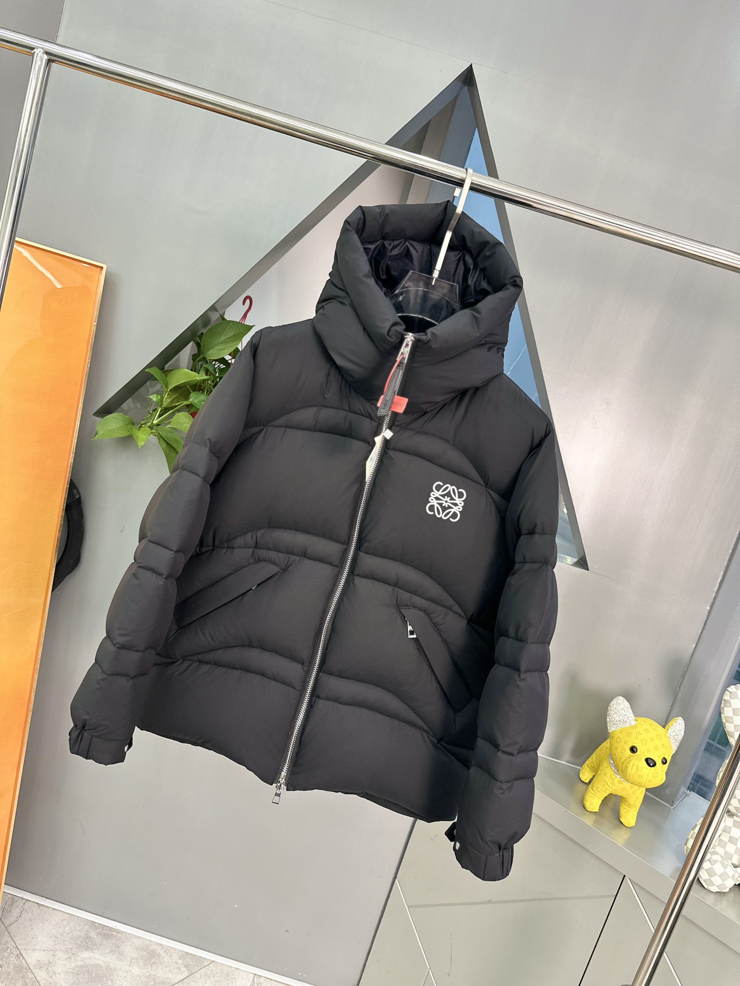 LOEVE罗意威羽绒服日本进口顶级纳米面料，面料柔软.微弹力，上身极其舒适保暖！！顶级品控！内里的衬布面