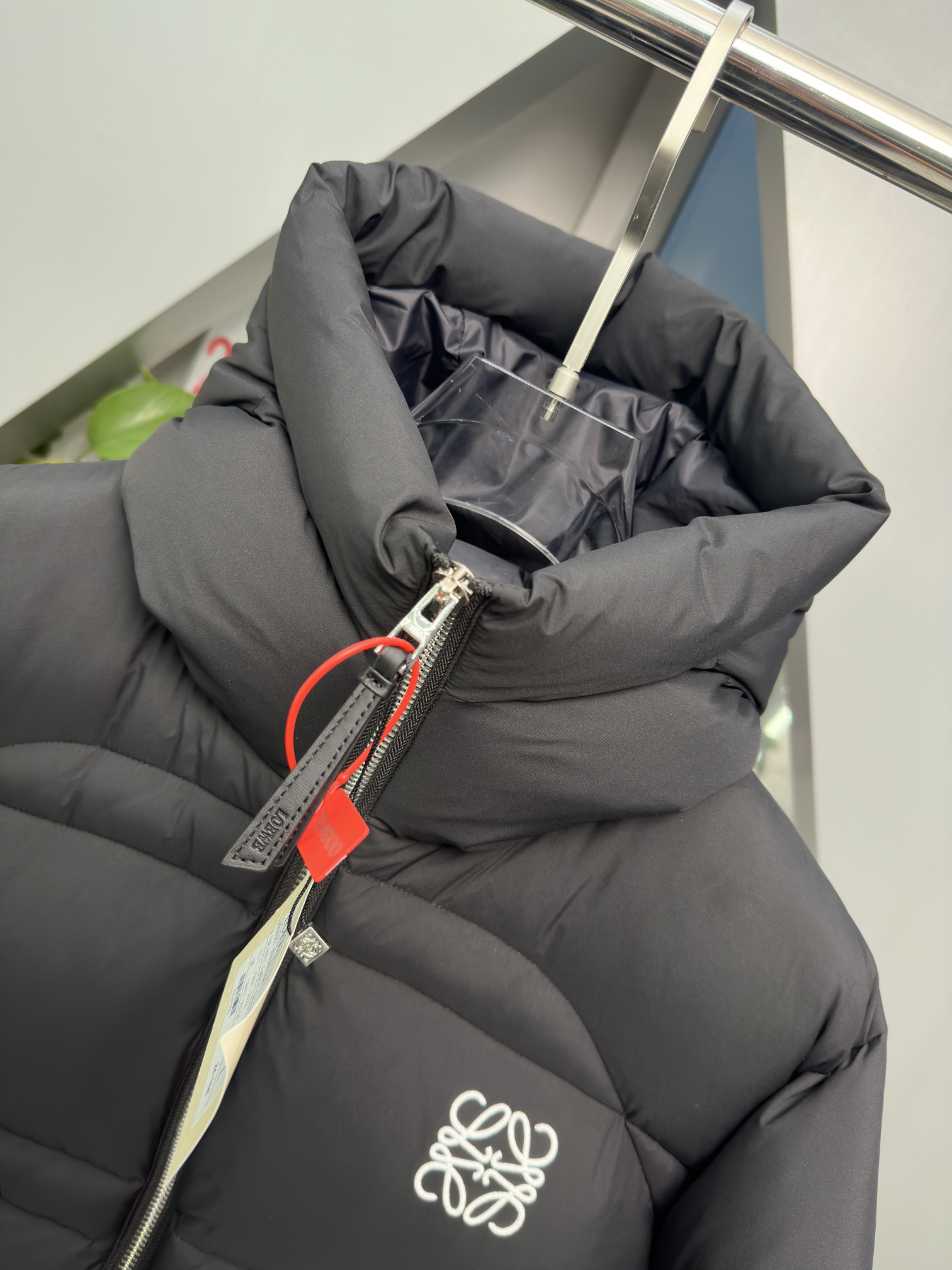 LOEVE罗意威羽绒服日本进口顶级纳米面料，面料柔软.微弹力，上身极其舒适保暖！！顶级品控！内里的衬布面