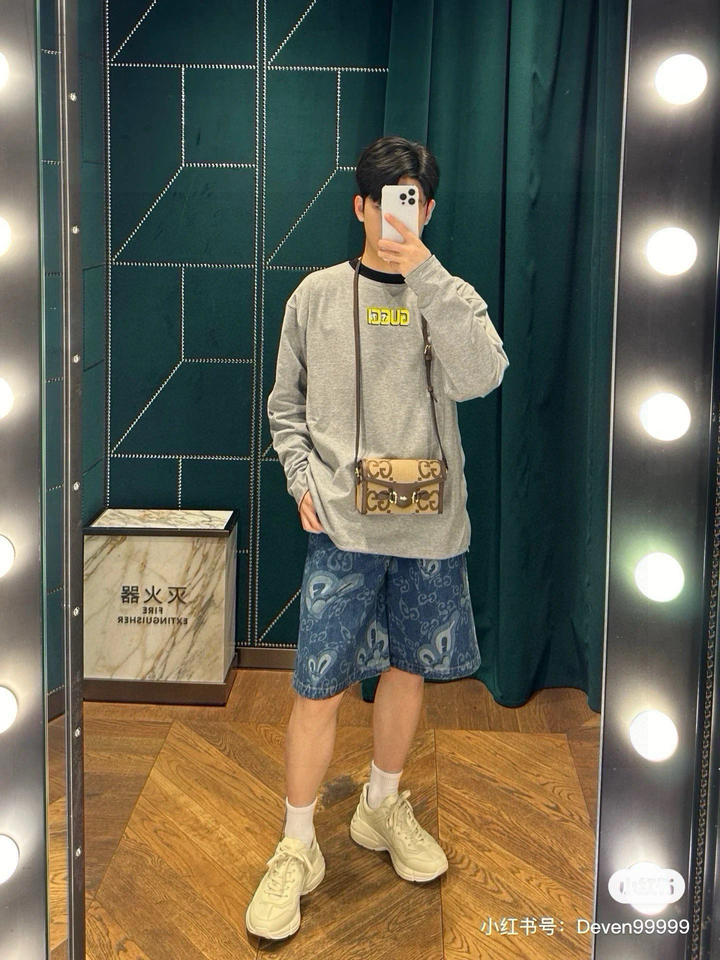 💰105
Gucci/24SS夏新款 液体爱心鬼脸激光印花休闲宽松阔腿短裤
面料：水洗牛仔
颜色： 牛仔蓝
尺码M-L-XL
      腰围    臀围      裤长 
M    70      110          46
L     71       114          47
XL   72       118         48
手工测量存在1-3公分误差！