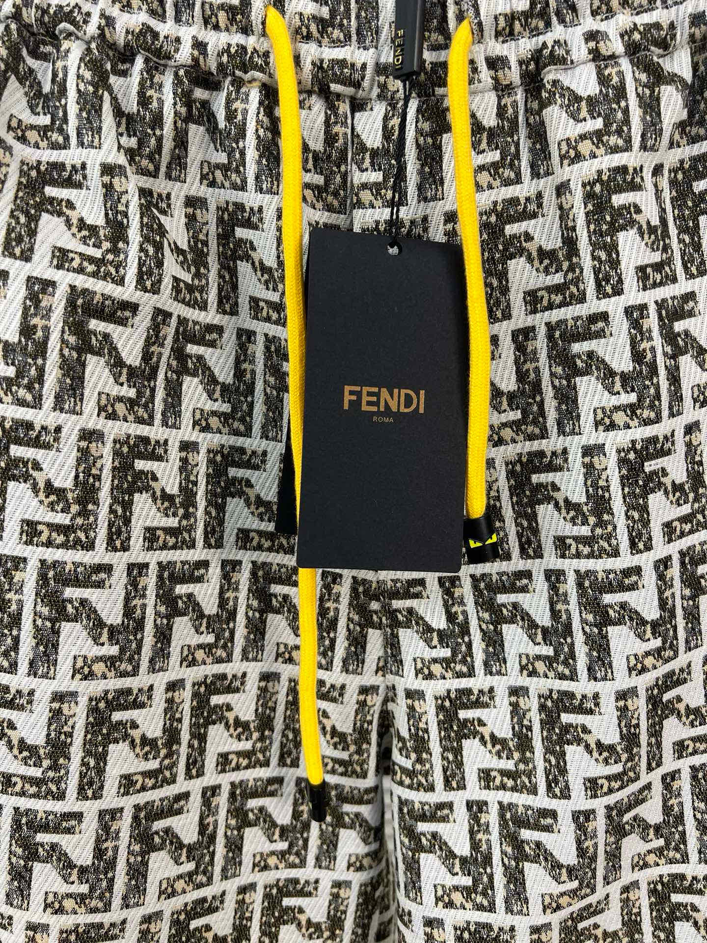 💰99
品名：Fendi/芬迪 -25ss 夏新款复古怀旧水洗小怪兽徽章 提花休闲宽松阔腿抽绳松紧短裤
款式：宽松
颜色： 图片色
尺码M-L-XL
      腰围    臀围      裤长 
M    70      110          48
L     71       114          49
XL   72       118         50
手工测量存在1-3公分误差！