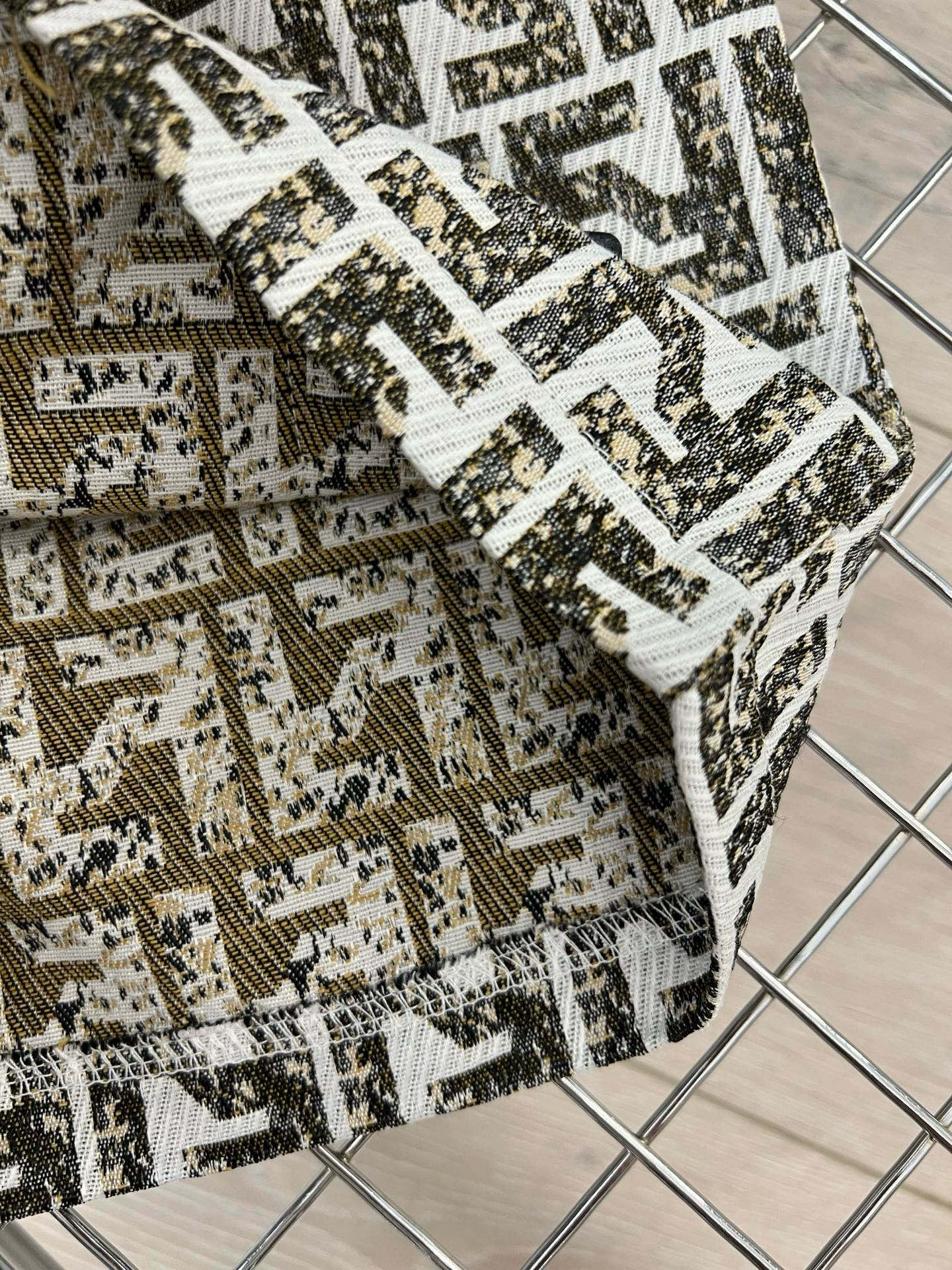 💰99
品名：Fendi/芬迪 -25ss 夏新款复古怀旧水洗小怪兽徽章 提花休闲宽松阔腿抽绳松紧短裤
款式：宽松
颜色： 图片色
尺码M-L-XL
      腰围    臀围      裤长 
M    70      110          48
L     71       114          49
XL   72       118         50
手工测量存在1-3公分误差！