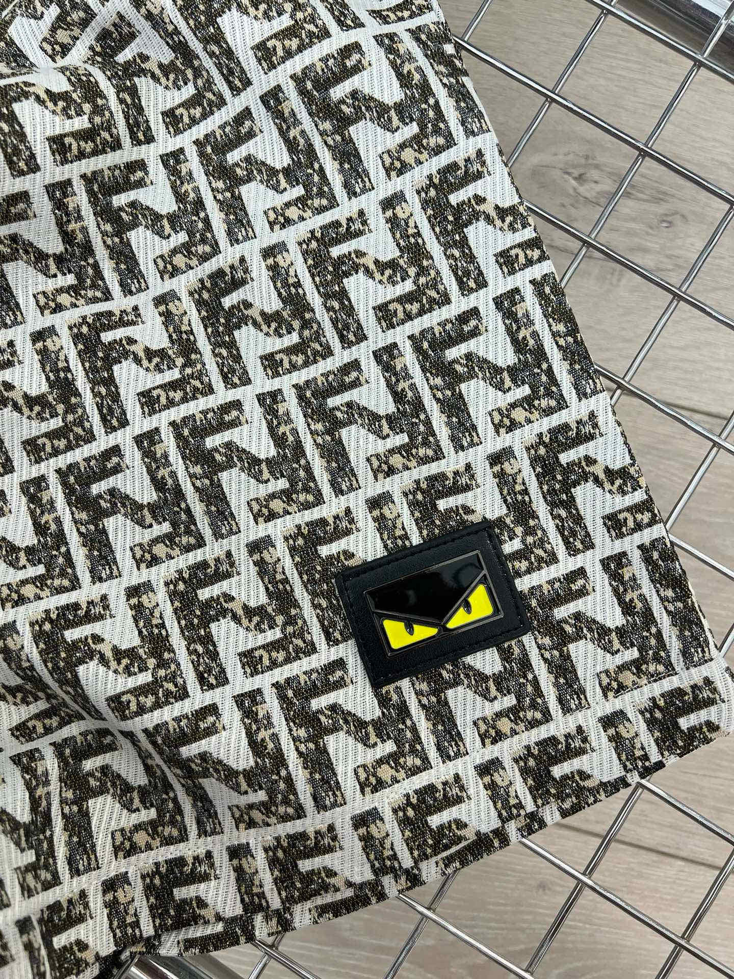 💰99
品名：Fendi/芬迪 -25ss 夏新款复古怀旧水洗小怪兽徽章 提花休闲宽松阔腿抽绳松紧短裤
款式：宽松
颜色： 图片色
尺码M-L-XL
      腰围    臀围      裤长 
M    70      110          48
L     71       114          49
XL   72       118         50
手工测量存在1-3公分误差！