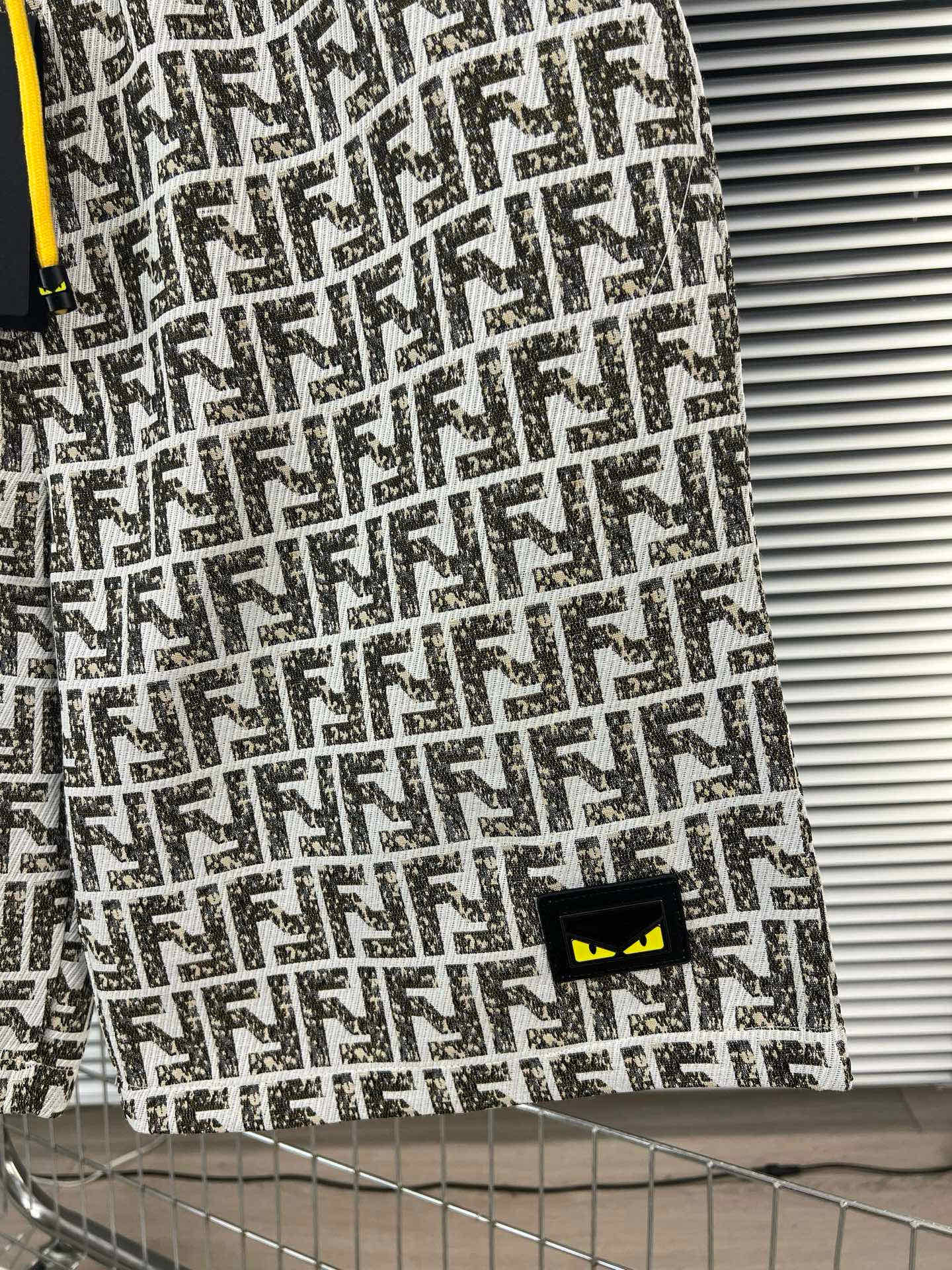 💰99
品名：Fendi/芬迪 -25ss 夏新款复古怀旧水洗小怪兽徽章 提花休闲宽松阔腿抽绳松紧短裤
款式：宽松
颜色： 图片色
尺码M-L-XL
      腰围    臀围      裤长 
M    70      110          48
L     71       114          49
XL   72       118         50
手工测量存在1-3公分误差！