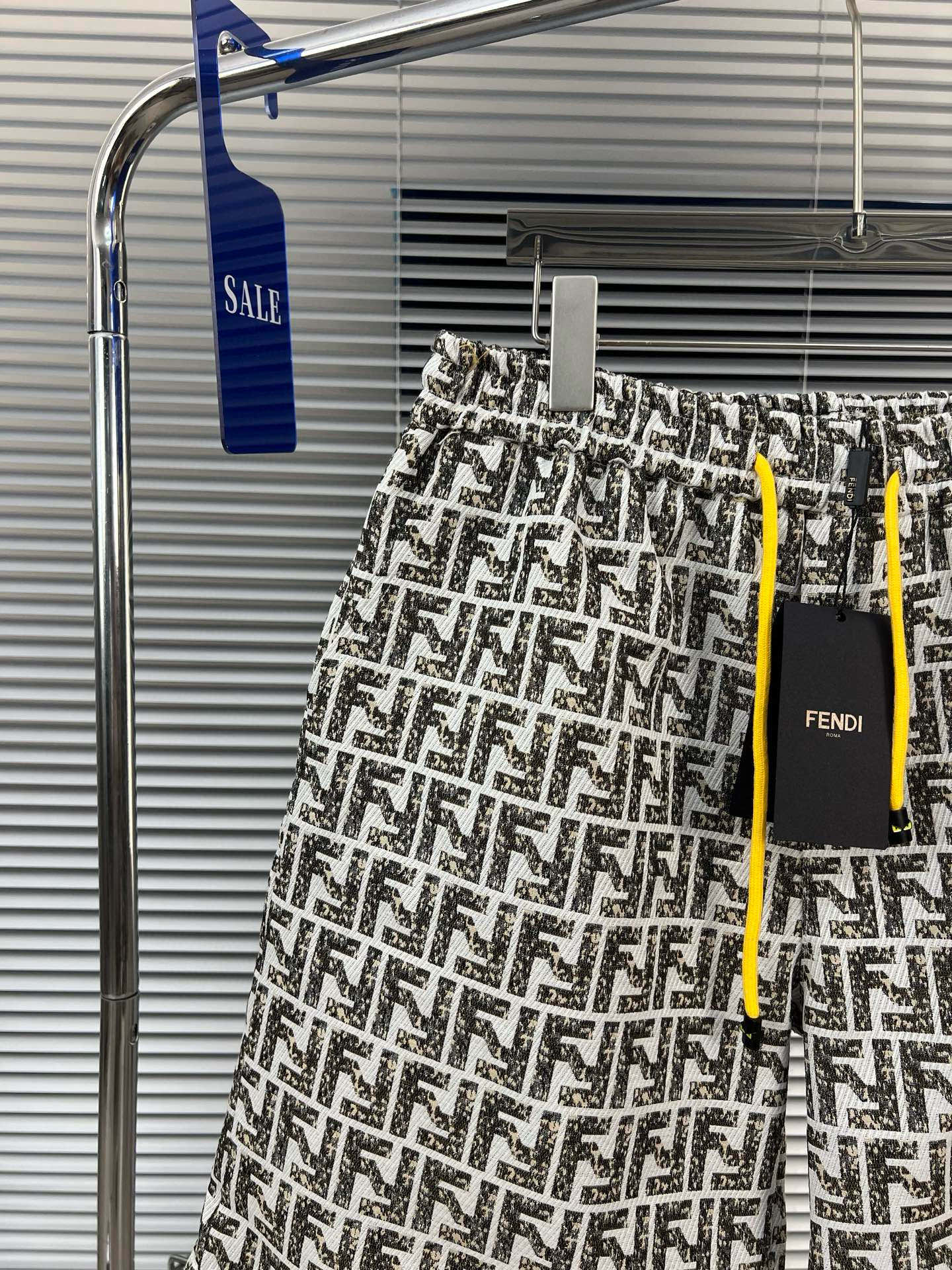 💰99
品名：Fendi/芬迪 -25ss 夏新款复古怀旧水洗小怪兽徽章 提花休闲宽松阔腿抽绳松紧短裤
款式：宽松
颜色： 图片色
尺码M-L-XL
      腰围    臀围      裤长 
M    70      110          48
L     71       114          49
XL   72       118         50
手工测量存在1-3公分误差！