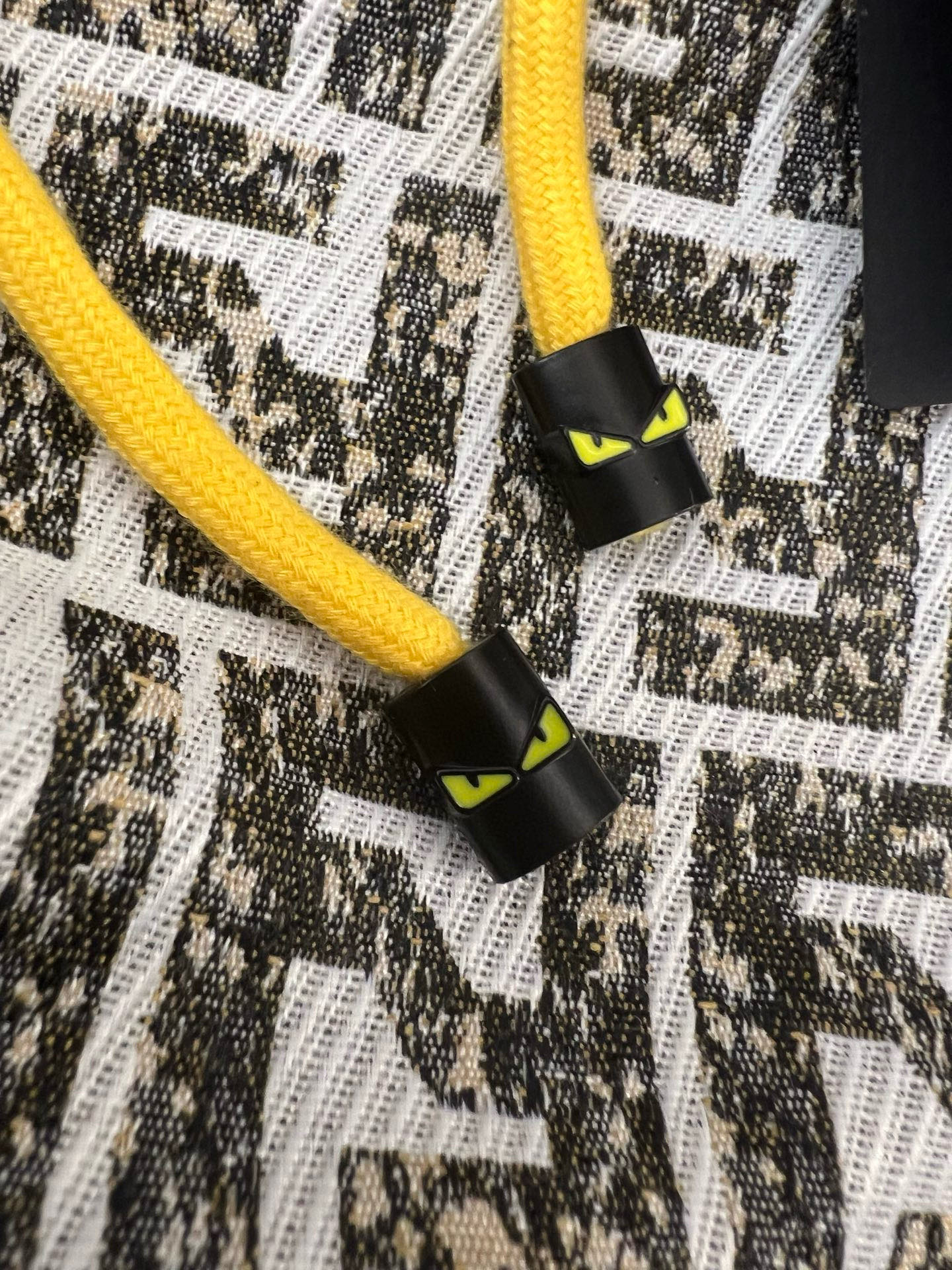 💰99
品名：Fendi/芬迪 -25ss 夏新款复古怀旧水洗小怪兽徽章 提花休闲宽松阔腿抽绳松紧短裤
款式：宽松
颜色： 图片色
尺码M-L-XL
      腰围    臀围      裤长 
M    70      110          48
L     71       114          49
XL   72       118         50
手工测量存在1-3公分误差！