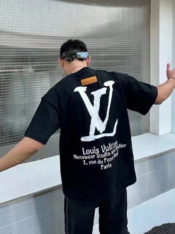 包邮 品名:Lv /24ss新款印花圆领宽松短袖男女同款短袖T恤 颜色:黑色 面料:凯迪棉230g 版型:宽松 肩宽 胸围 衣长 M 62 112 72 L 65 118 74 XL 68 124 76
