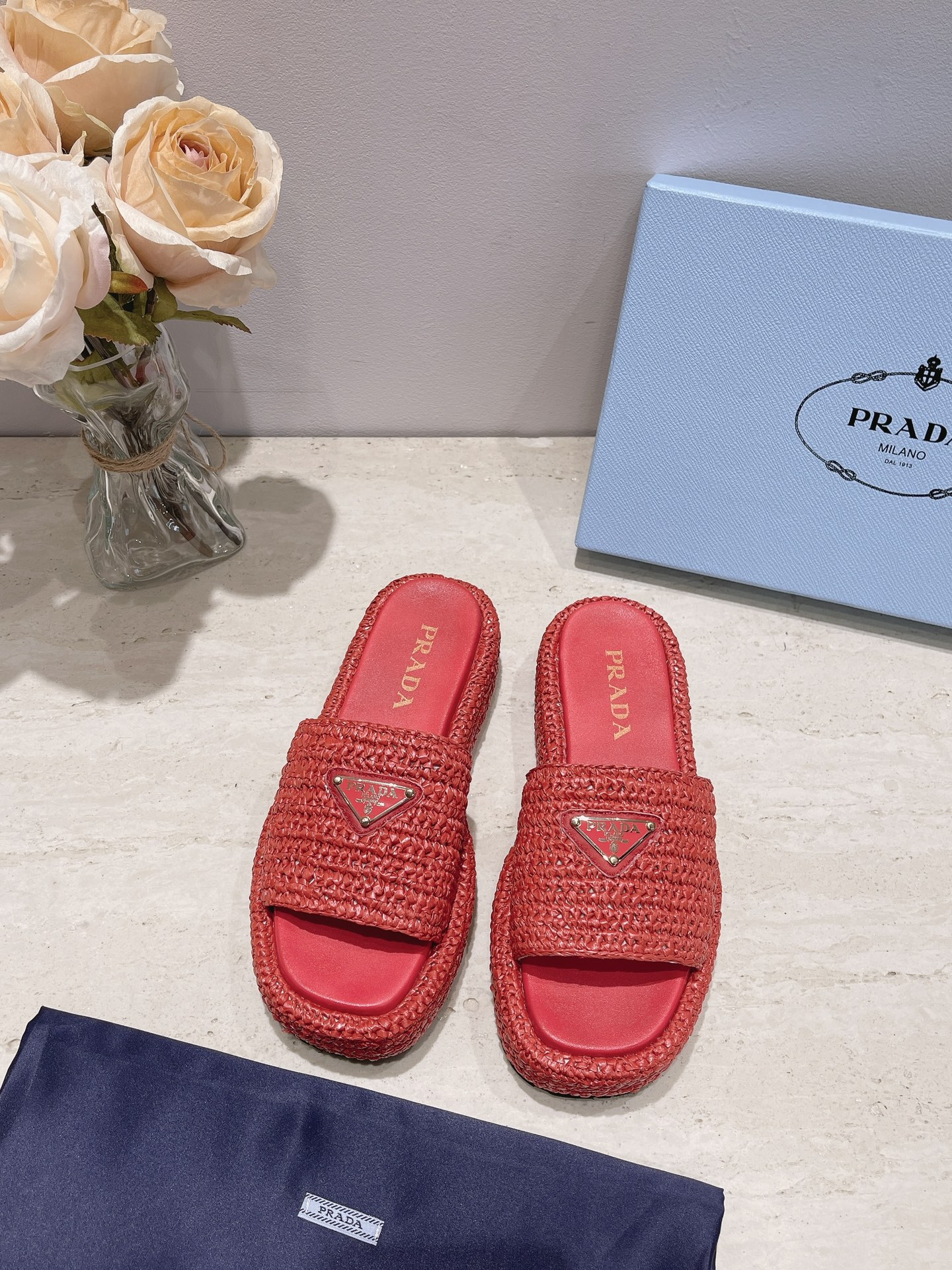 NO:249222,Prada 24//Spring and Summer Jagged Roman Weaving Ultra Light Thick Sole Sandals, Slippers!  Retro, fashionable and avant-garde wheel teeth make the whole pair of shoes light, comfortable and bright colors satisfy the choices of fashionable people in different styles! The iconic metal triangle logo is matched with the ancient beach sandals, and every element is on the trendy point!  Upper Original custom Raffia, calfskin, outsole, 1:1 molded outsole, heel height 3.5cm, size 35-40, slippers, sandals, prada, prada, sandals, slippers, cowhide19860909Prada 普拉达  24//春夏锯齿罗马编织超轻厚底 凉鞋,拖鞋！复古时髦前卫的轮齿 让整双鞋轻便舒适鲜艳色彩满足不同风格时髦人士的多种选择!标志性金属三角标搭配古沙滩凉鞋造型,每一个 元素都踩在时髦点上！ 鞋面 原版定制拉菲草 内里小牛皮 大底1:1开模大底 跟高3.5cm 码数35-40,拖鞋凉鞋,prada,prada,sandals,slippers,cowhide,Women's Shoes