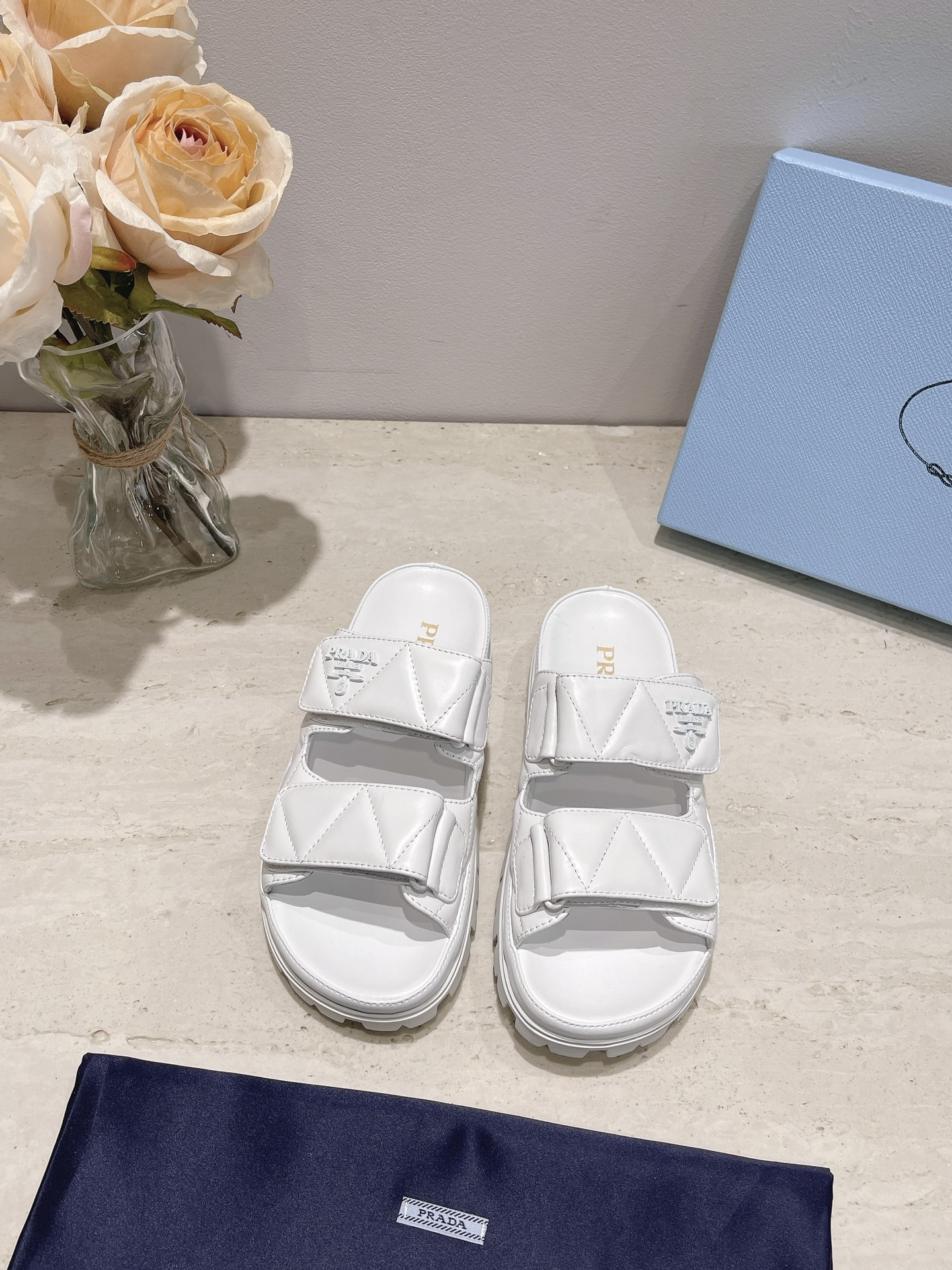 NO:249213,Prada Spring and Summer New Sandals Popular Velcro Sandals Latest catwalk style, classic upgrades Coexistence and fashion. Round toe design matches different styles. Original custom cowhide cowhide. Lift: Original custom sheepskin lining, cowhide, footbed, original unsole, unslipped, shoe size: 35-40, slipper sandals, prada, prada, sandals, slippers, cowhide, sheepskin19860909Prada 普拉达春夏新款凉鞋 火爆魔术贴凉鞋 最新走秀款,经典升级 舒适度与时髦度并存 圆头设计搭配不同风格需求 鞋面原版定制牛皮 内里: 原版定制羊皮内里,牛皮 垫脚 大底原版开模防滑大底 鞋码: 35-40,拖鞋凉鞋,prada,prada,sandals,slippers,cowhide,sheepskin,Women's Shoes