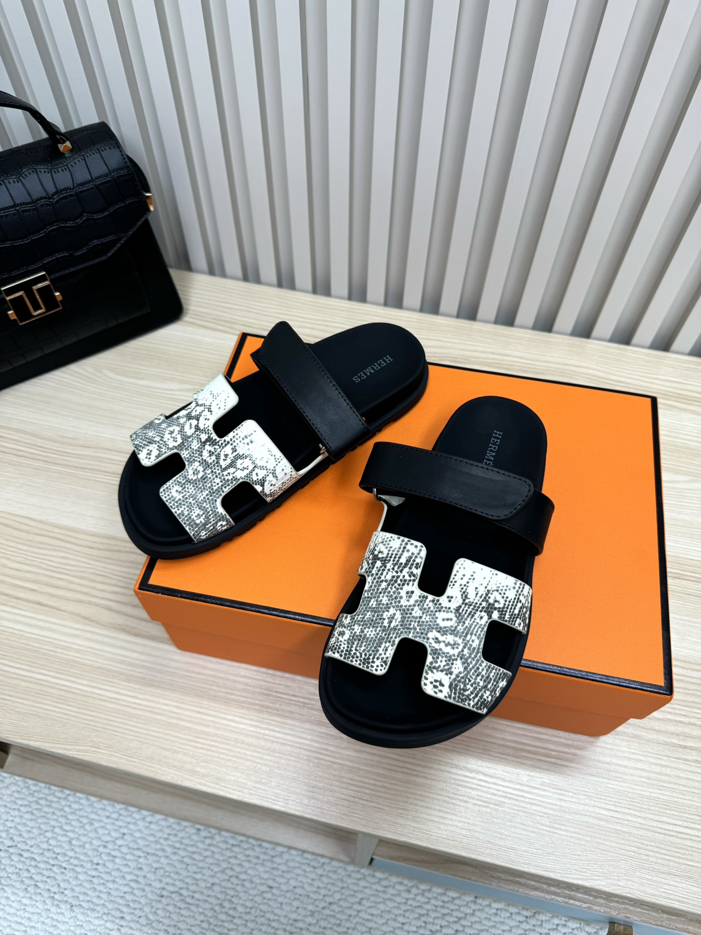 NO:164052,(Top version) Men's size 10 * Hermes second uncle drag. This year, all fabrics are made of bare feet or paired with socks, which are all fashionable. Fabric imported cowhide, leather inner lining, original molded tpu sole (not ordinary rubber) Size 35-39 (41 customization) No return or change for women 40-44 (45-48 customization) No return or change for men, slippers, hermes, slippers, cowhide, socks19860909（顶级版本）男码10 *爱马仕二舅拖 今年面料均选用光脚或者搭配个袜子穿,都时髦的不行哦 面料进口牛皮 内里真皮 鞋底原版开模tpu鞋底（非普通橡胶） 尺码35-39（41定制）不退不换女 40-44（45-48定制）不退不换男,拖鞋,hermes,slippers,cowhide,socks,Women's Shoes