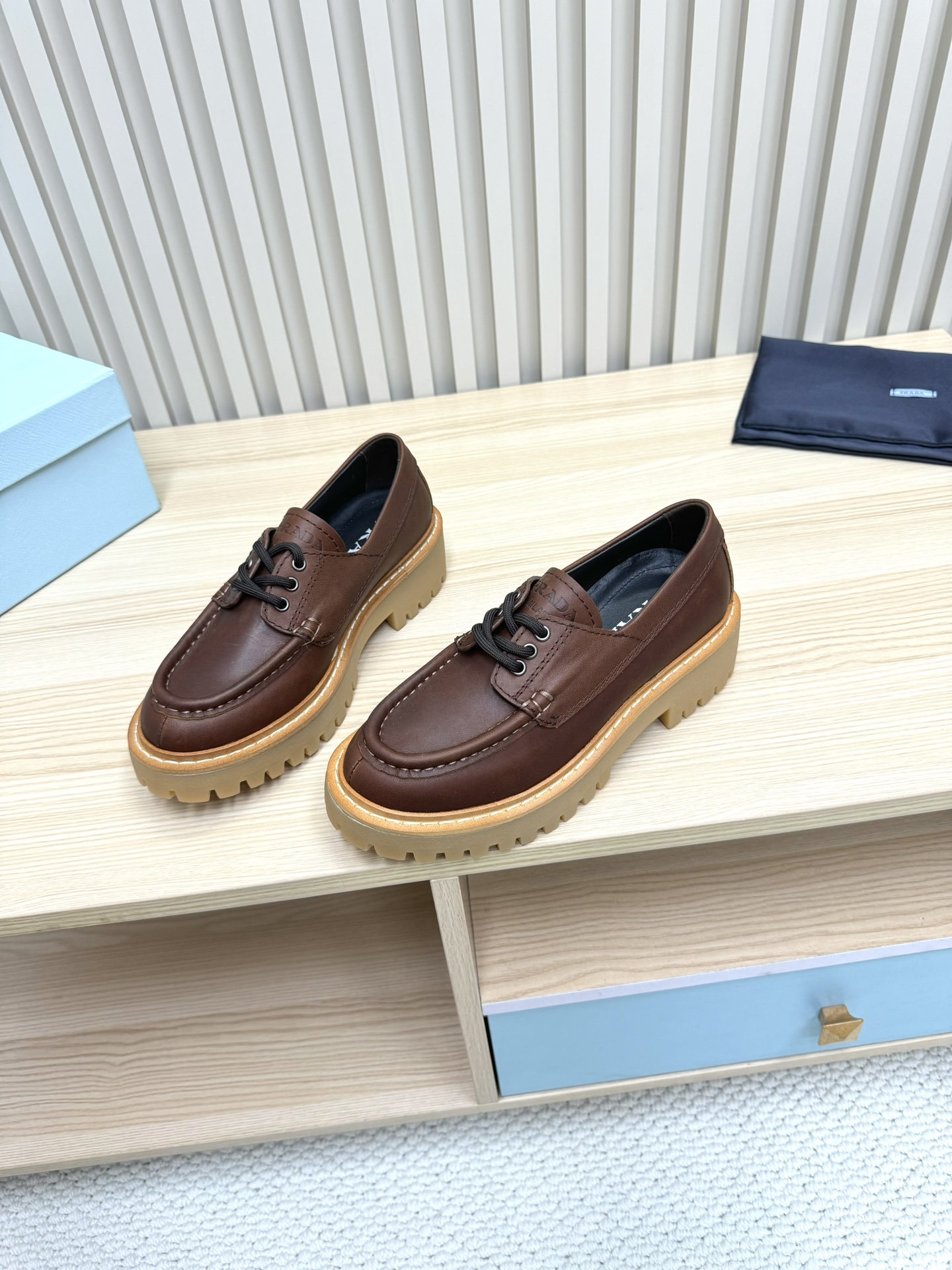 NO:238997,Prada 25* Latest release of thick-soled loafers/single shoes, dough-skin beaded cowhide/cowhide, imported mixed-bred sheepskin lining, original serrated foam sole (thick sole) Size 35~39 (40 and 41 custom-made, cannot be replaced), loafers, prada, prada, loafers, cowhide, sheepskin19860909Prada 普拉达 25*最新发布厚底乐福鞋/单鞋 面皮开边珠牛皮/牛皮, 内里进口混种羊皮里 大底原版锯齿发泡底（厚底） 码数35～39（40、41定做不能调换),乐福鞋,prada,prada,loafers,cowhide,sheepskin,Women's Shoes