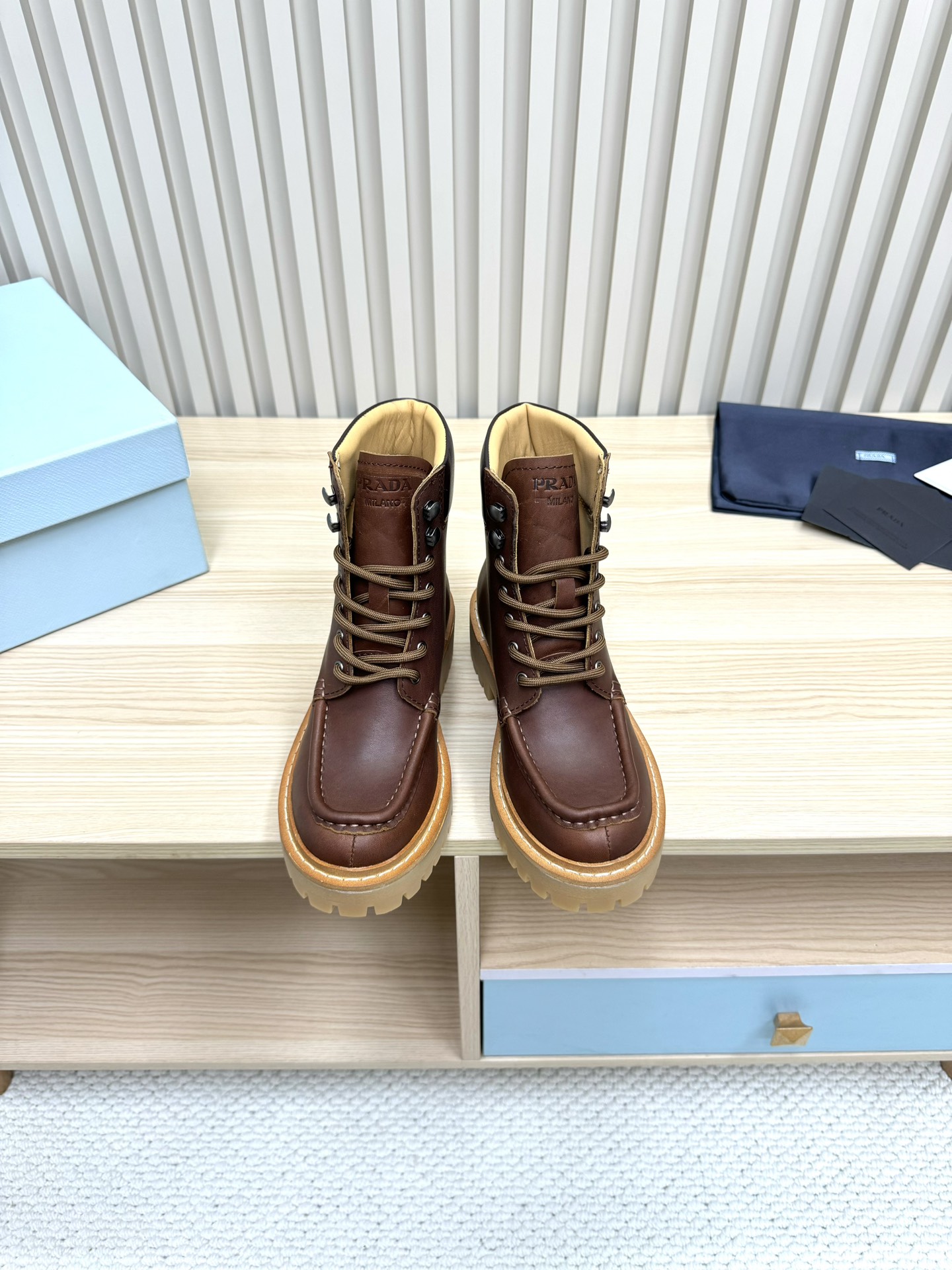 NO:466452,Prada / Prada couple Martin boots are here, comfortable and elegant. The original mold opening sole of the counter is 1:1 replicated with anti-slip and wear resistance. Imported TPU tin mold vacuum sole. Tank molded thick sole. The fabric is imported explosion-proof cowhide. The inner lid is imported mixed-bred sheepskin lid. Sheepskin footbed. Large sole tin mold beef tendon sole. Size 35-41 (customized for 42), boots, prada, prada, boots, cowhide, sheepskin19860909Prada / 普拉达情侣款马丁靴来了,穿着舒适高雅 专柜原版开模大底1:1复刻 采用 防滑耐磨 进口TPU锡模抽真空大底 坦克成型厚底 面料进口防爆裂牛皮 内里采用进口混种羊皮里 羊皮垫脚 大底锡模牛筋底 码数35-41（42定做）,靴子,prada,prada,boots,cowhide,sheepskin,Women's Shoes